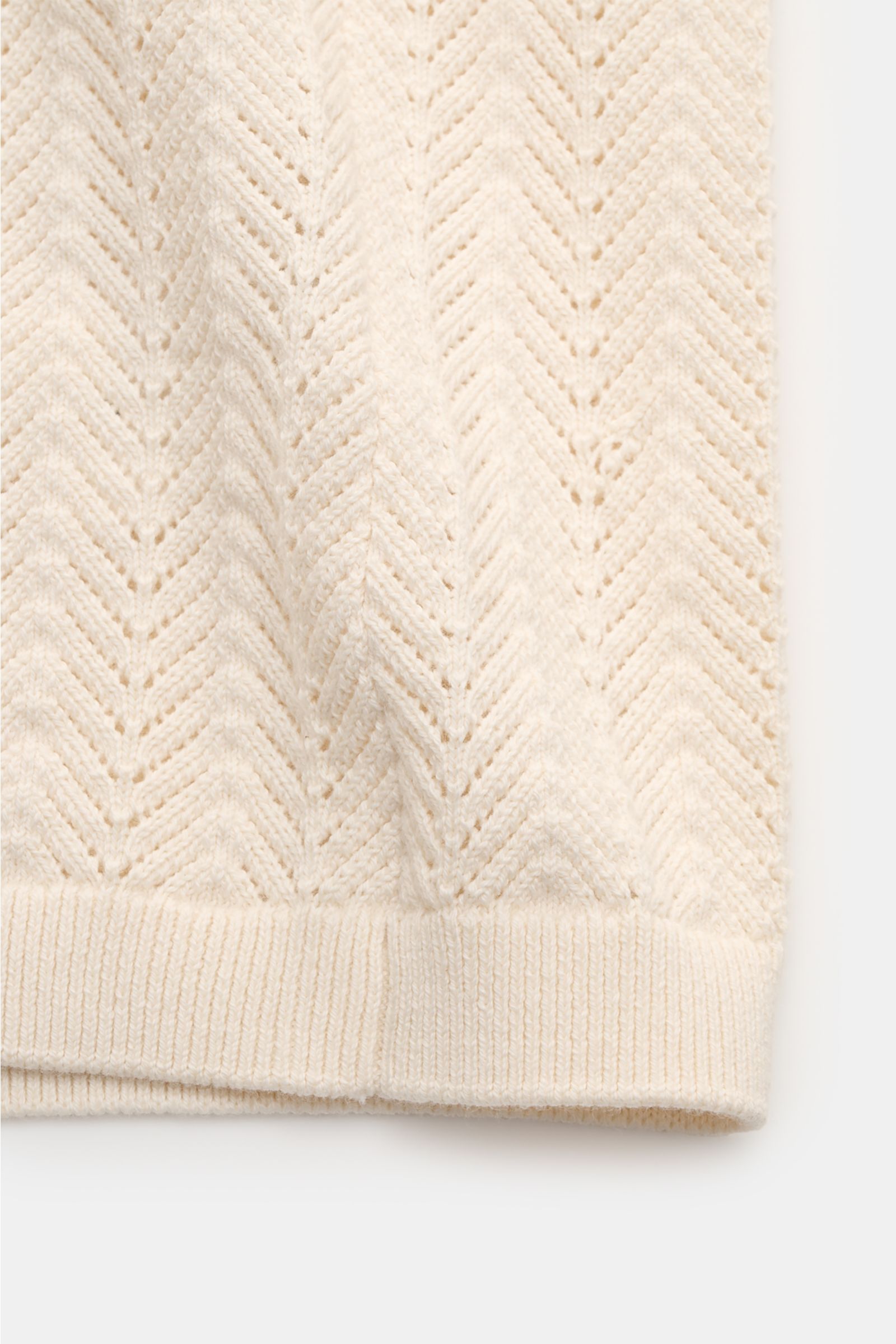 Soft Goat Kurzarm-Strickpolo creme, Detailaufnahme von unten, Baumwolle-Cashmere-Mix, Strukturstrick, Slim Fit, Rippbündchen, gestickter Polokragen.