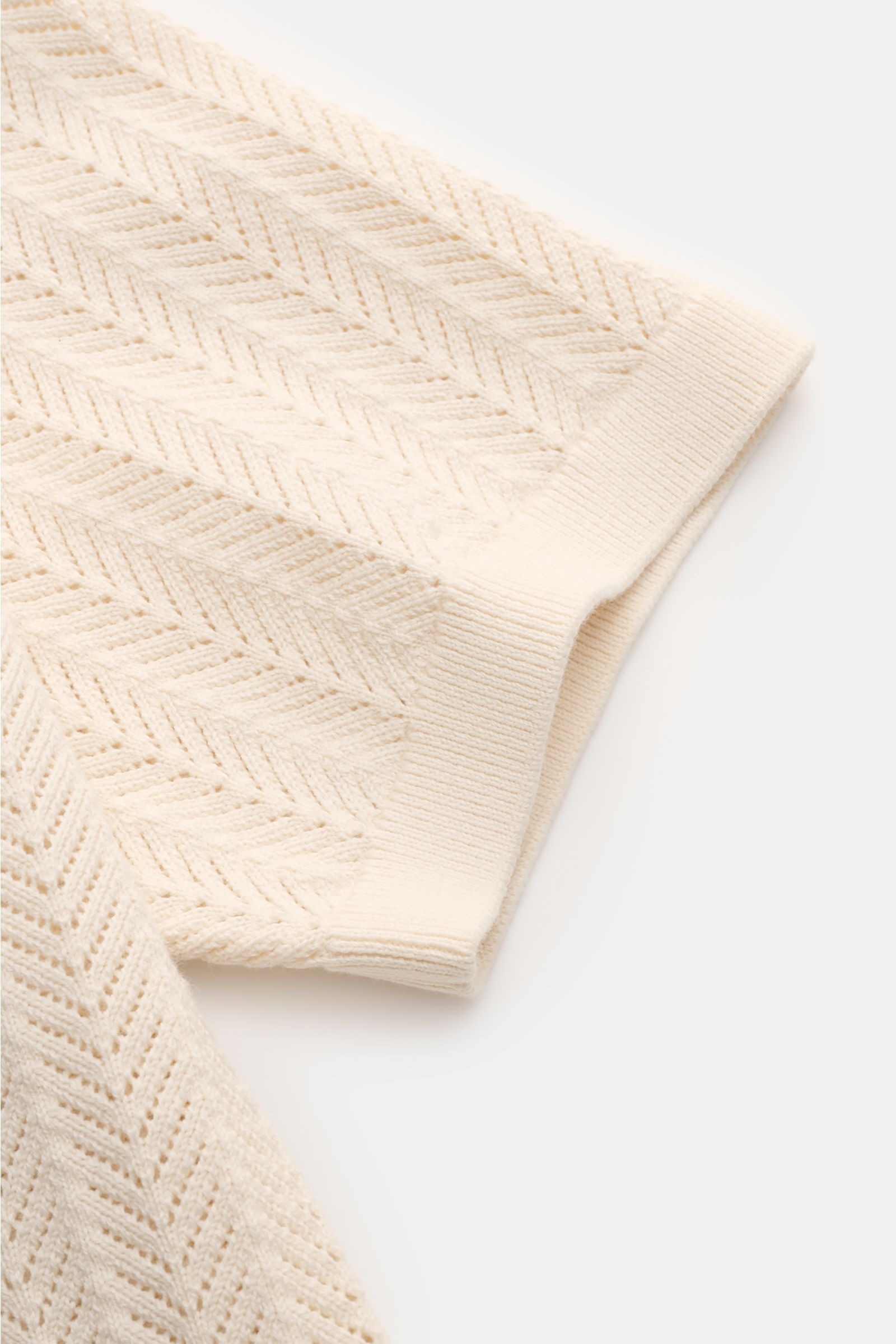 Soft Goat Kurzarm-Strickpolo creme, Detailaufnahme der halblangen Ärmel mit Strukturstrick, Slim Fit, Baumwolle-Cashmere-Mix, Rippbündchen.