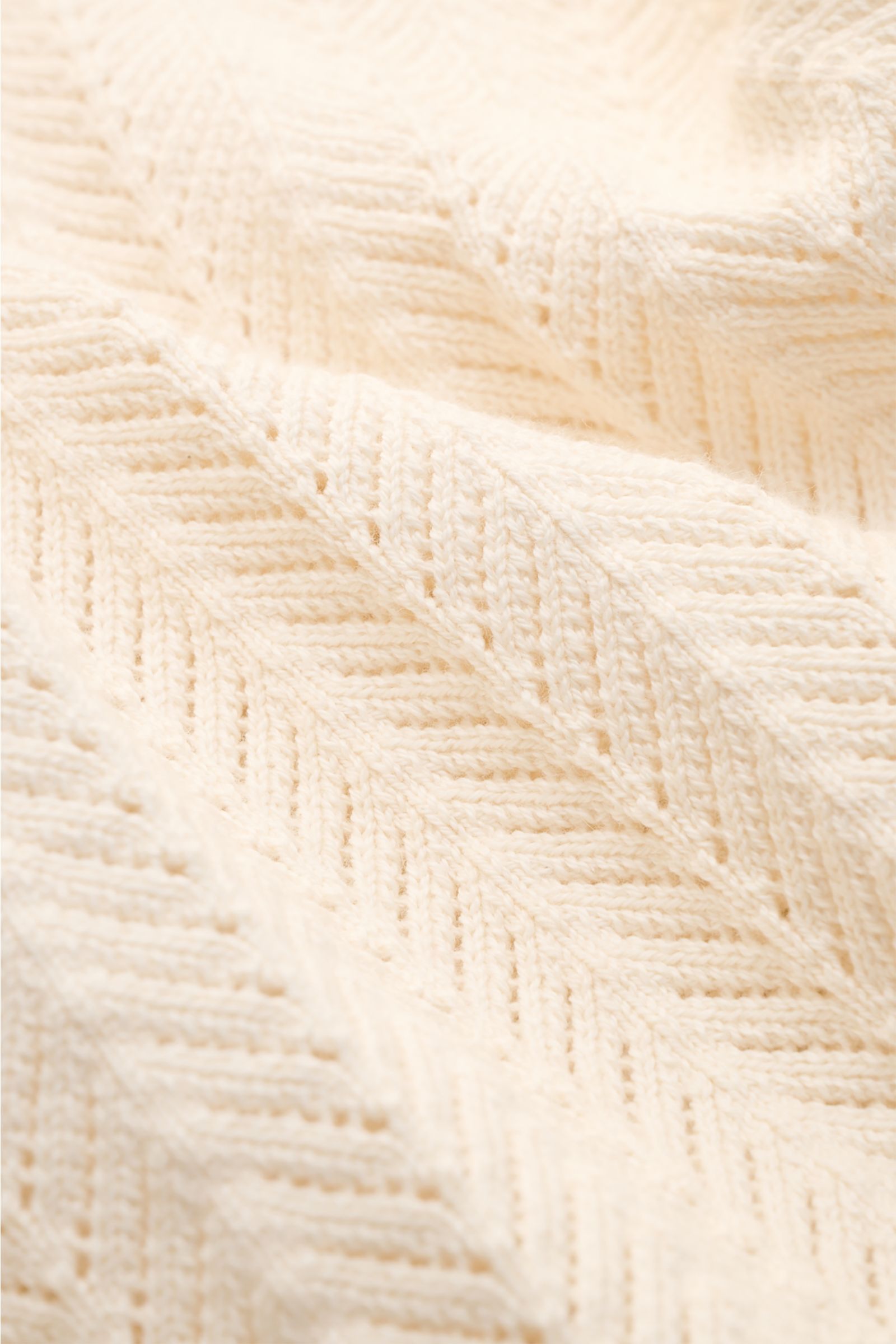 Soft Goat Kurzarm-Strickpolo creme in Nahaufnahme, Strukturstrick aus Baumwolle und Cashmere, mittelfein, slim fit, mit Polokragen.