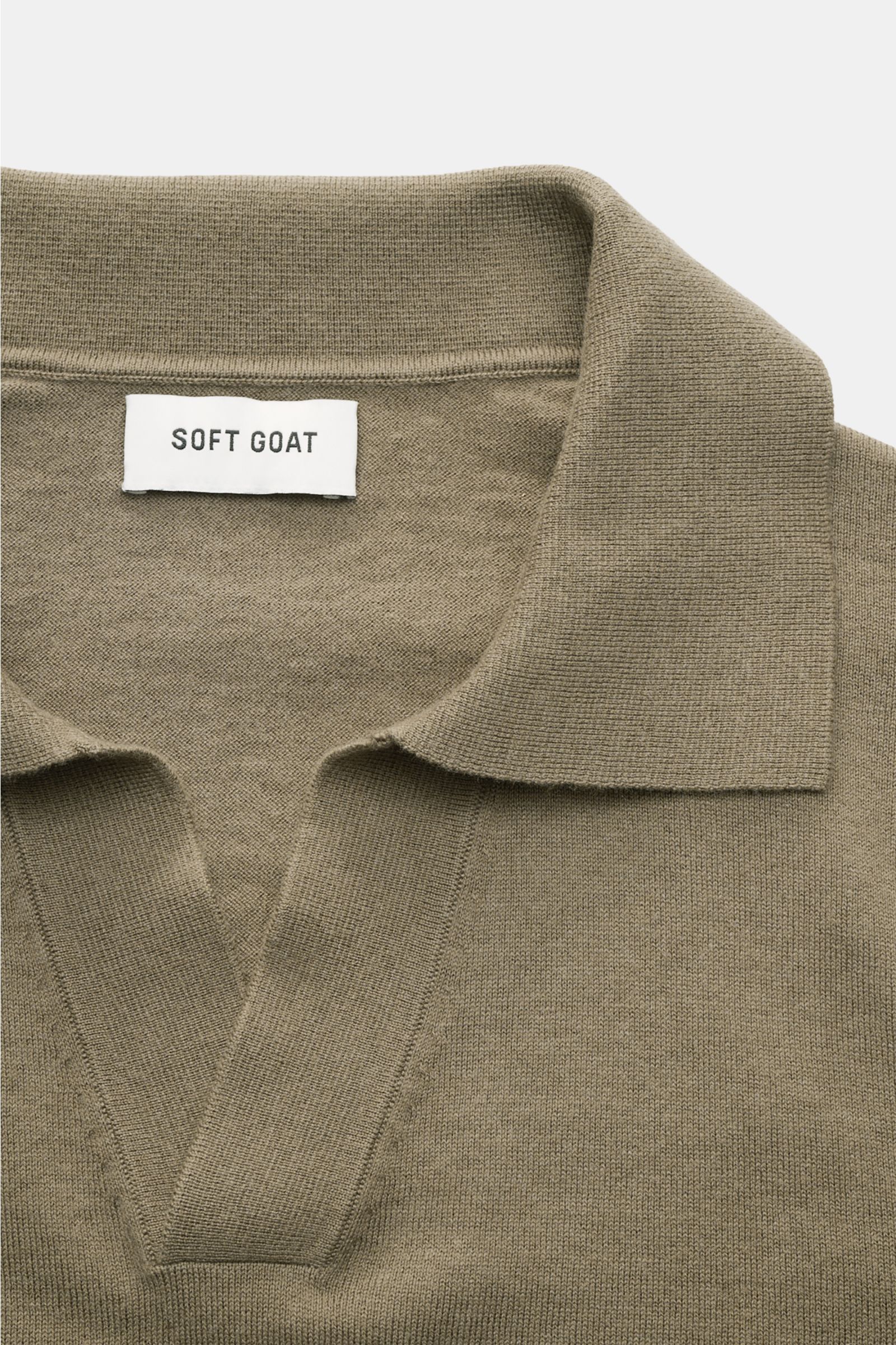 Soft Goat Kurzarm-Strickpolo oliv in Slim Fit, von oben fotografiert, mit gestricktem Polokragen, offener Kragenleiste, Baumwolle-Cashmere-Mix und flexiblen Rippbündchen.