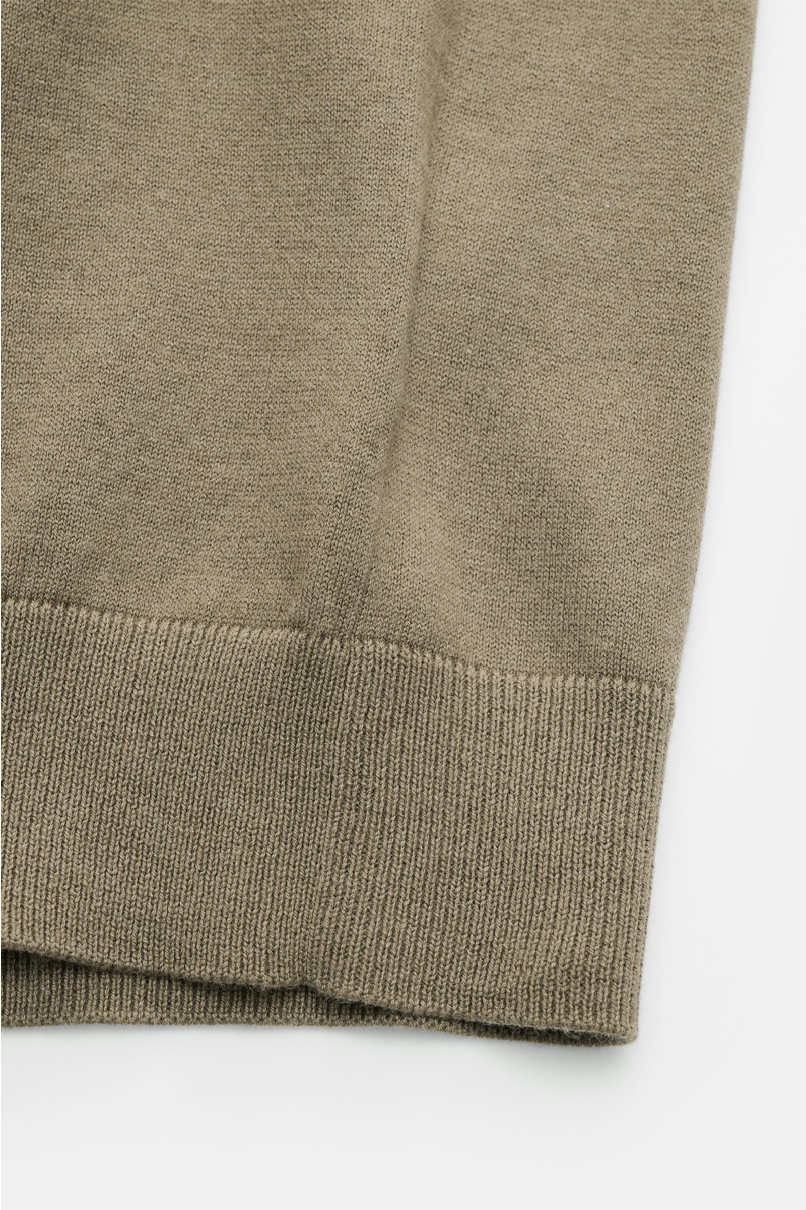 Soft Goat Kurzarm-Strickpolo oliv, Detailaufnahme von unten, Baumwolle-Cashmere-Mix, Slim Fit, gestrickter Polokragen, flexible Rippbündchen.