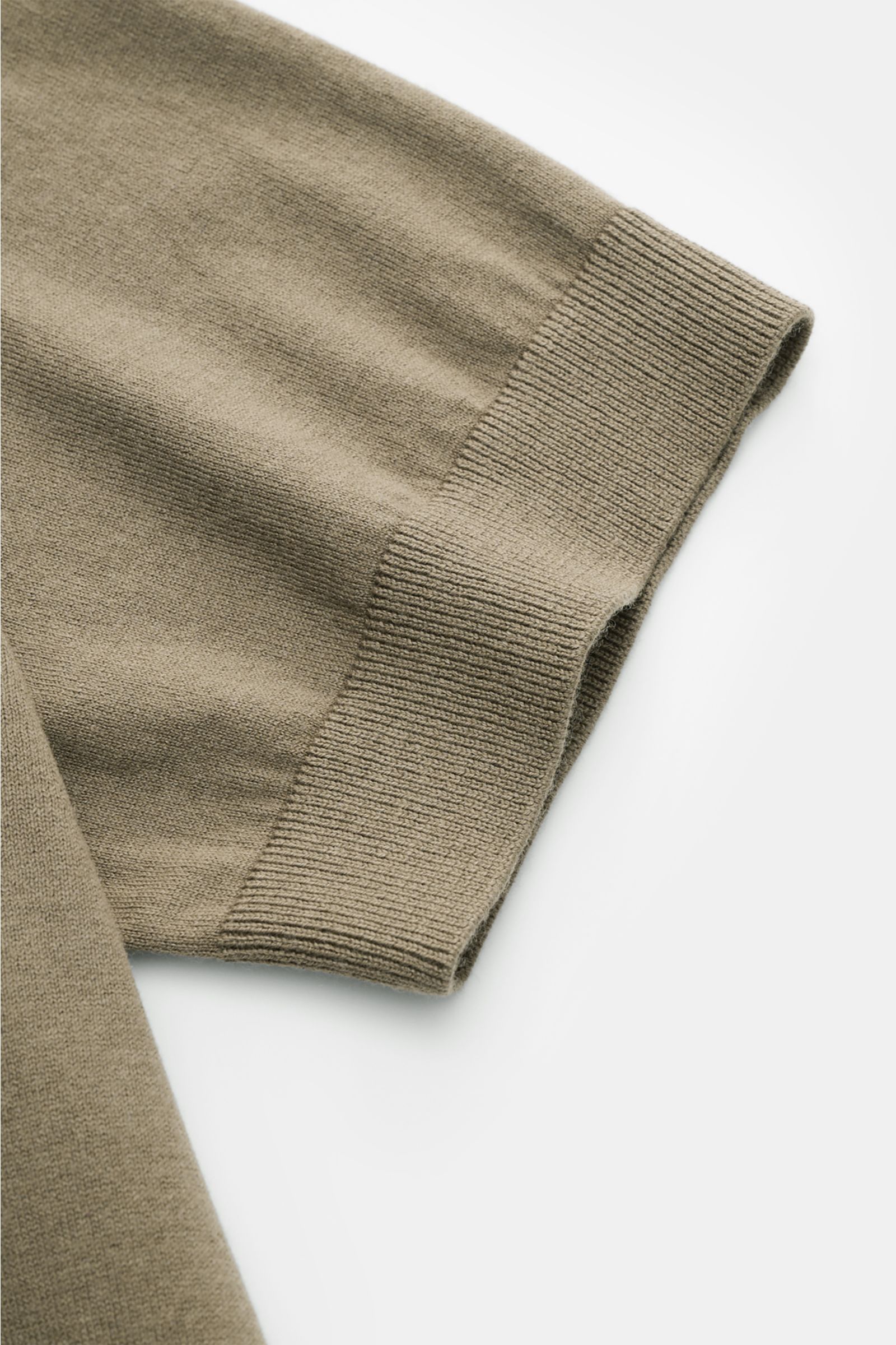 Soft Goat Kurzarm-Strickpolo oliv, Nahaufnahme der flexiblen Rippbündchen in Slim Fit aus Baumwolle-Cashmere-Mix, gestrickter Polokragen.