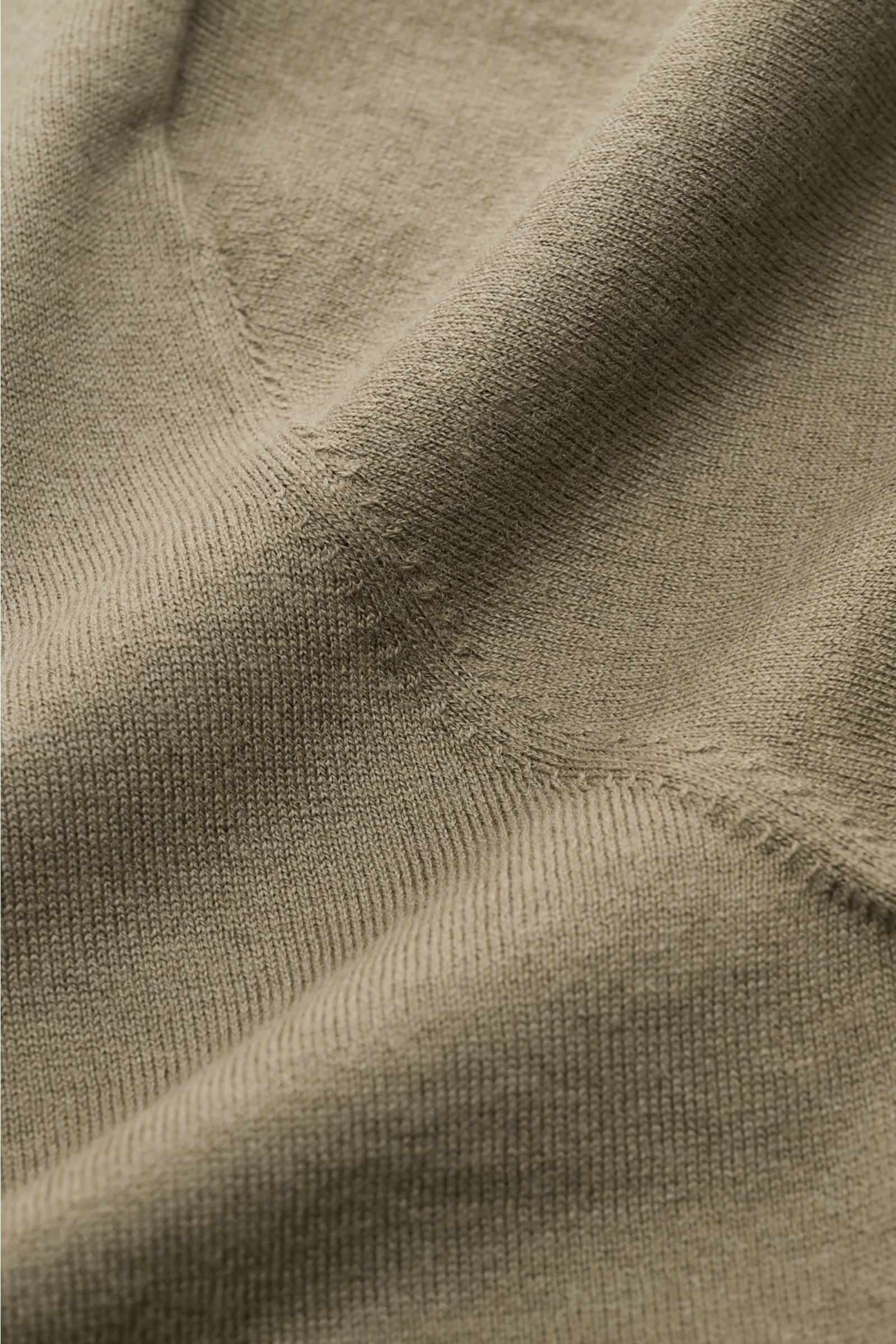 Soft Goat Kurzarm-Strickpolo oliv, Nahaufnahme der Strickstruktur aus Baumwolle und Cashmere, weicher Griff, Slim Fit, Polokragen, offene Leiste.