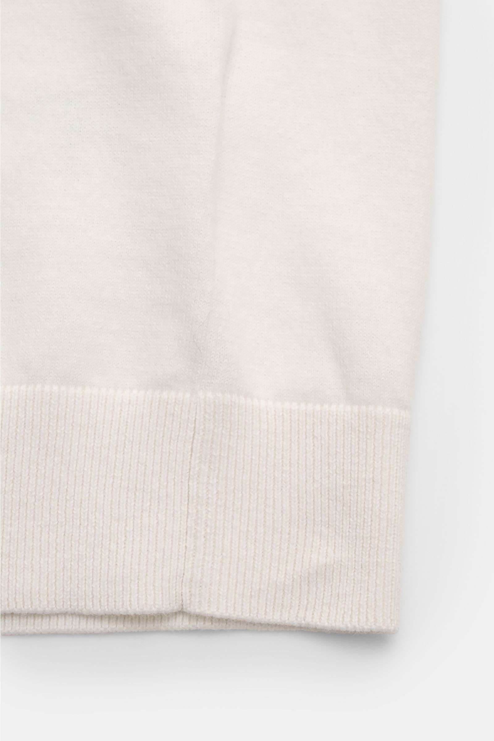 Soft Goat Kurzarm-Strickpolo offwhite, Detailfoto Rippbündchen, Slim Fit, Baumwolle-Cashmere-Mix, gestrickter Polokragen, offene Kragenleiste, softes Material.