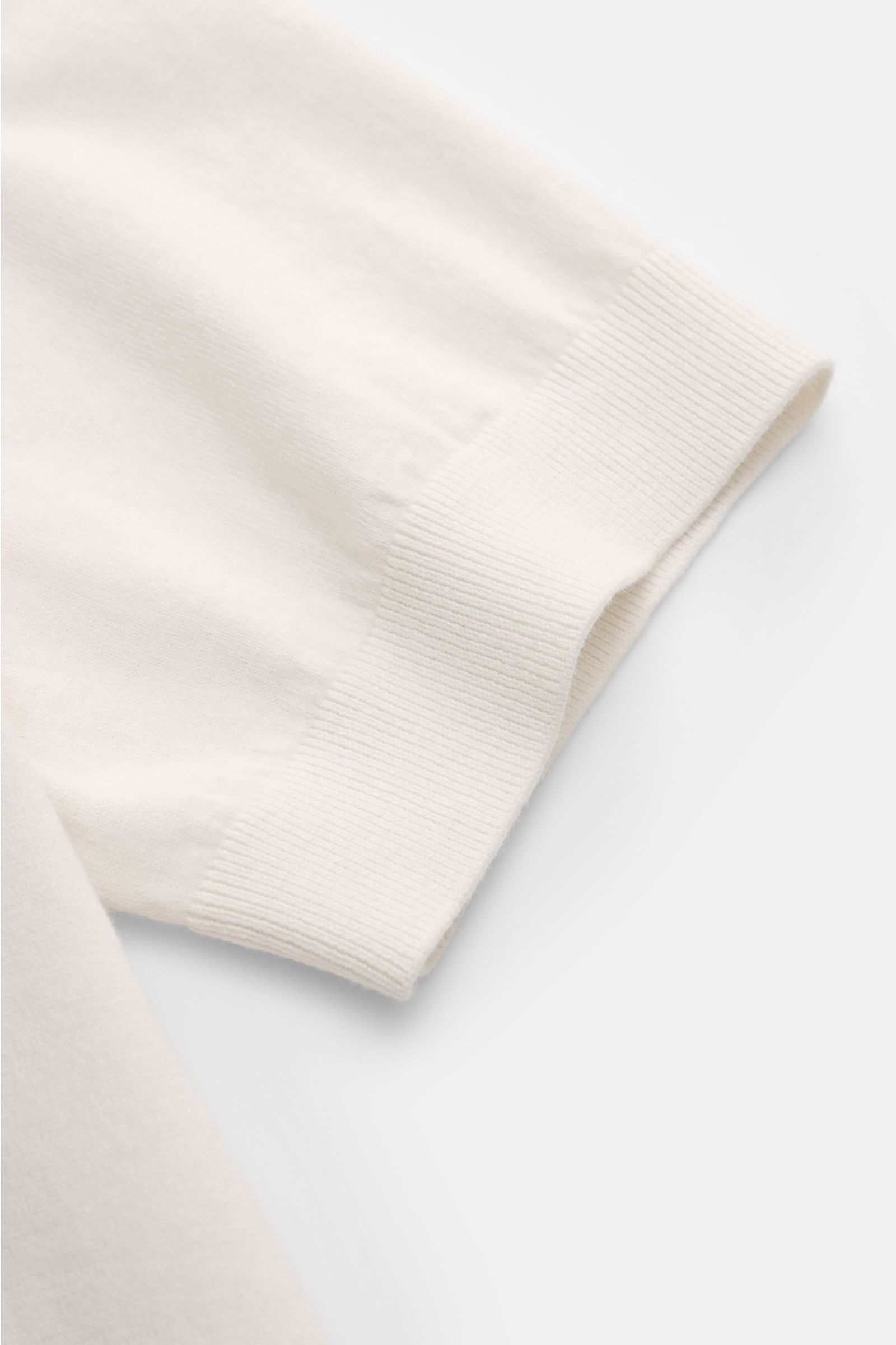 Nahaufnahme des Soft Goat Kurzarm-Strickpolo offwhite Ärmels mit flexiblem Rippbündchen, Baumwolle-Cashmere-Mix, Slim Fit.