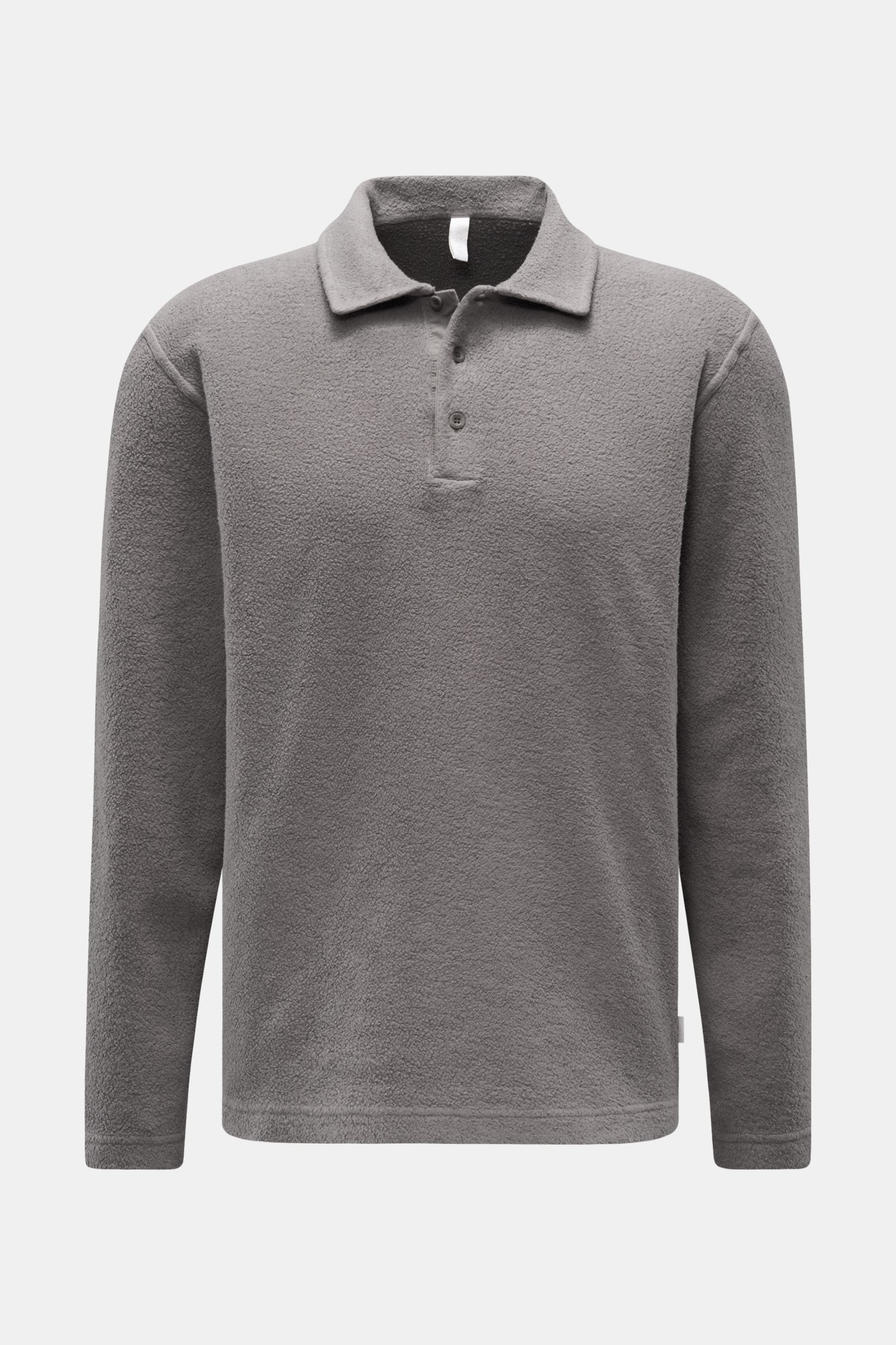 04651/ A trip in a bag Fleece Langarm-Poloshirt dunkelgrau, frontale Ansicht, Fleece aus reiner Baumwolle, softer Griff, garment dyed, Regular Fit, typischer Polokragen, Drei-Knopf-Leiste, kleines Weblabel in der Seitennaht, kurze Saumschlitze.