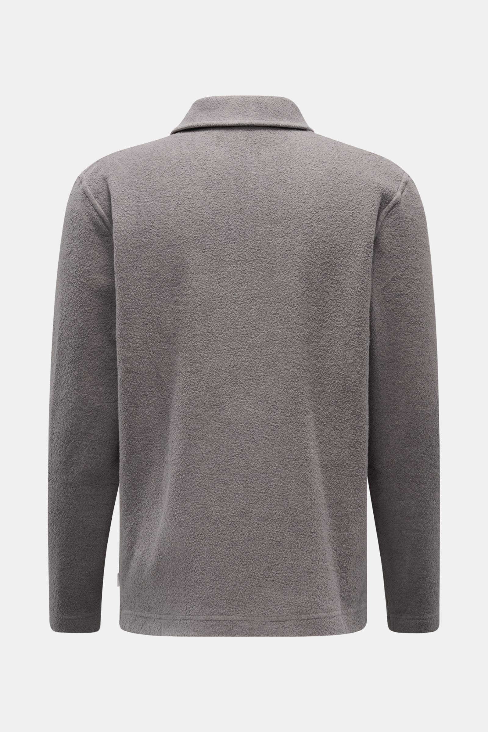 04651/ A trip in a bag Fleece Langarm-Poloshirt dunkelgrau, Rückansicht, fleece aus reiner Baumwolle, soft, garment dyed, Regular Fit, Polokragen, Drei-Knopf-Leiste, Weblabel, Saumschlitze.