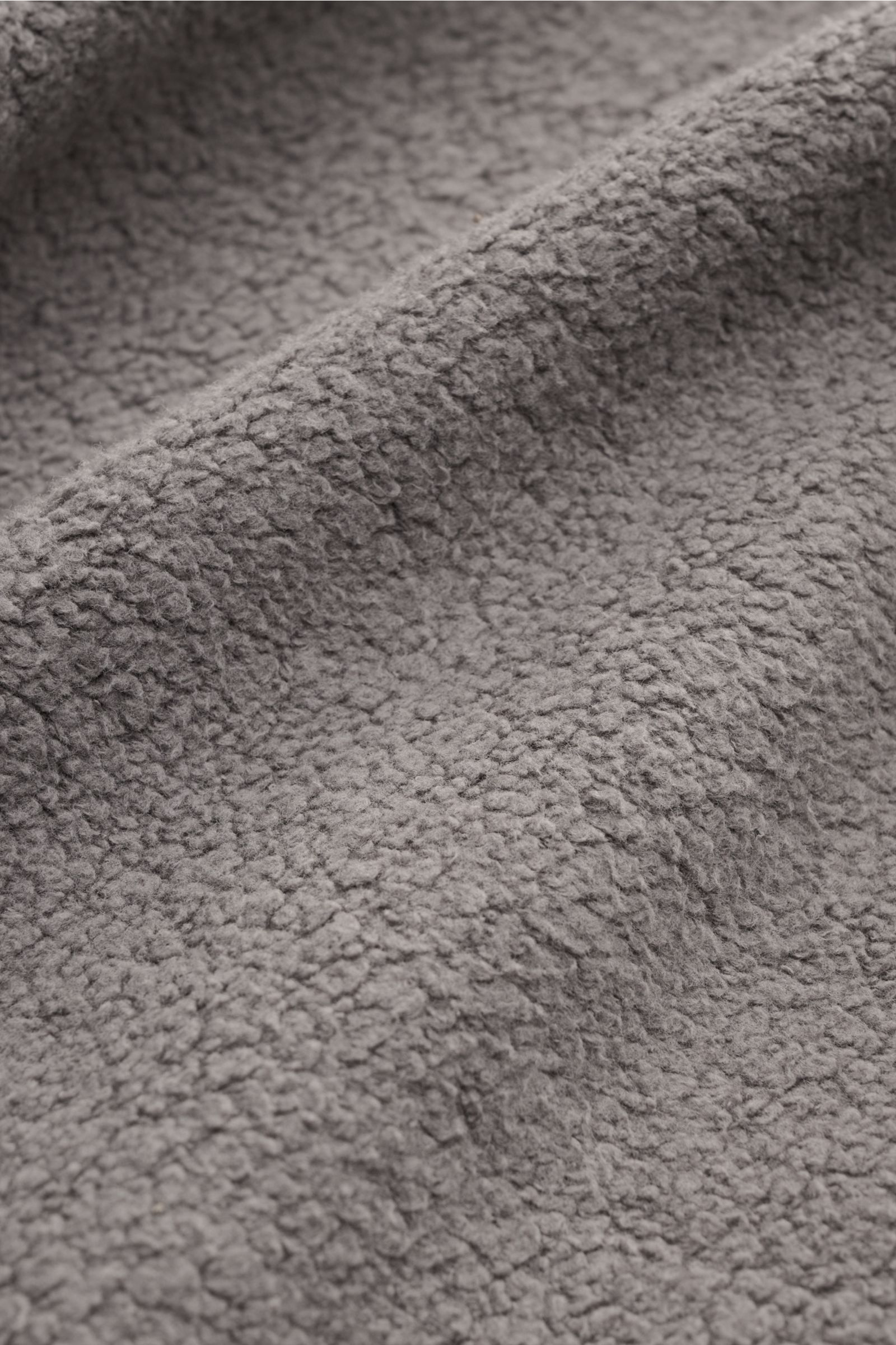 Nahaufnahme der Fleece-Oberfläche aus reiner Baumwolle mit softem Griff, garment dyed, Regular Fit des 04651/ A trip in a bag Fleece Langarm-Poloshirt dunkelgrau, typische Polokragenform, Drei-Knopf-Leiste, kleines Weblabel in der Seitennaht und kurzen Sa