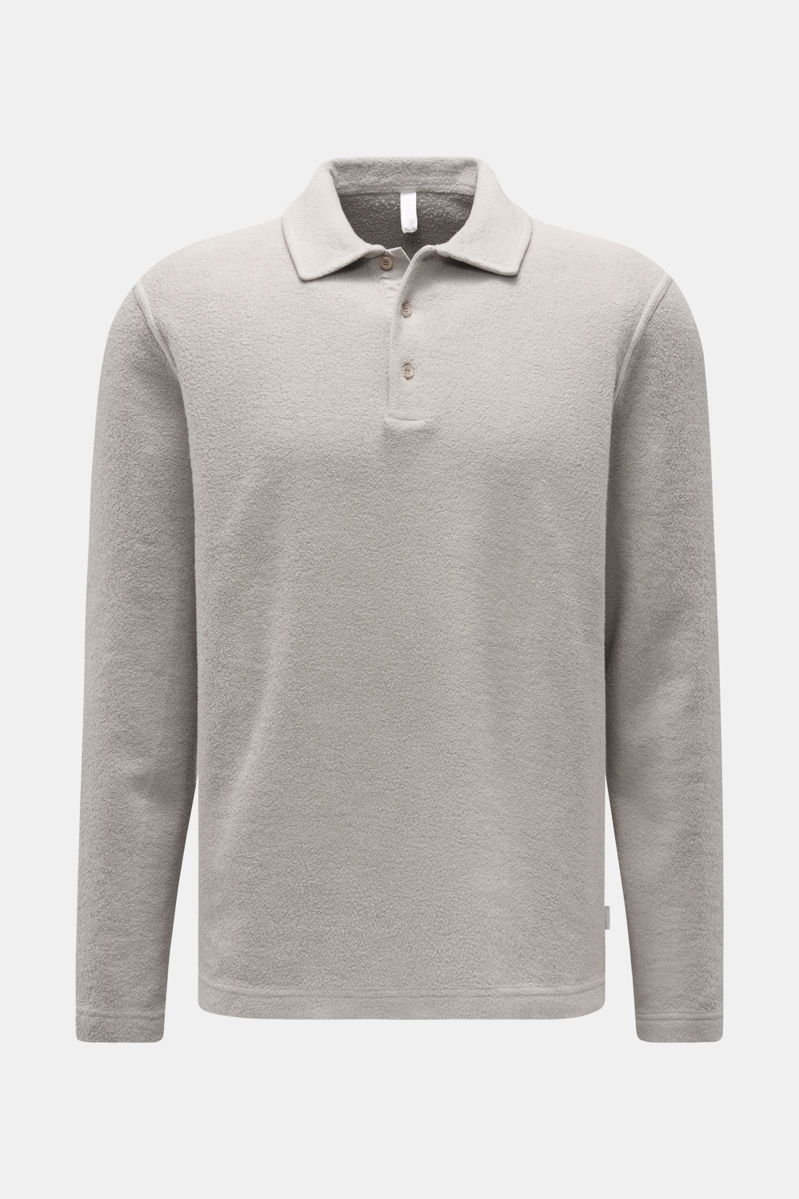 Vorderansicht des grauen 04651/ A trip in a bag Fleece Langarm-Poloshirts aus reiner Baumwolle mit softem Griff, garment dyed, Regular Fit, typischem Polokragen, Drei-Knopf-Leiste, kleinem Weblabel in der Seitennaht und kurzen Saumschlitzen.