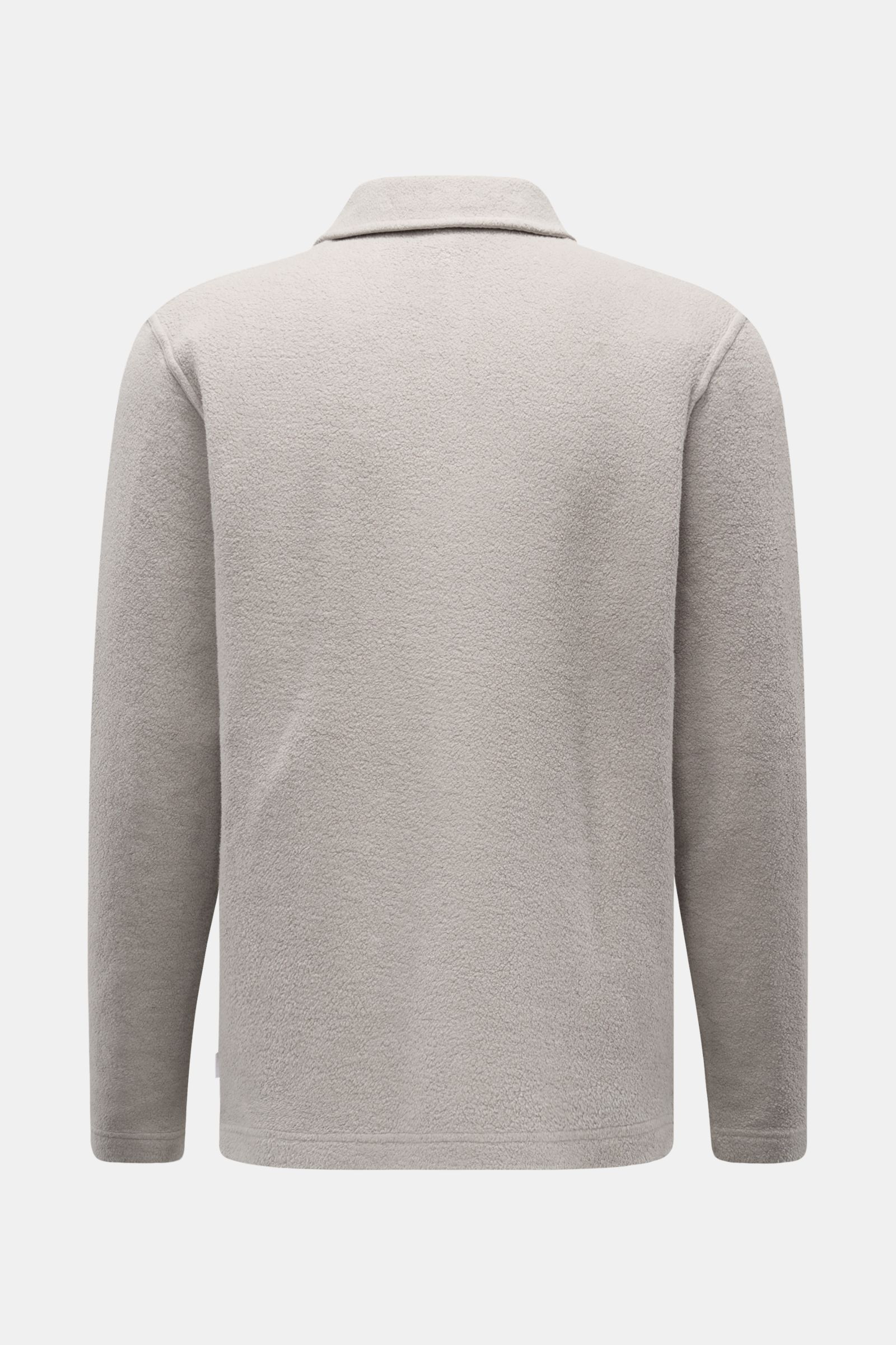 Rückansicht des grauen 04651/ A trip in a bag Fleece Langarm-Poloshirts aus reiner Baumwolle, soft, garment dyed, Regular Fit, Polokragen, Drei-Knopf-Leiste, Weblabel, Saumschlitze.