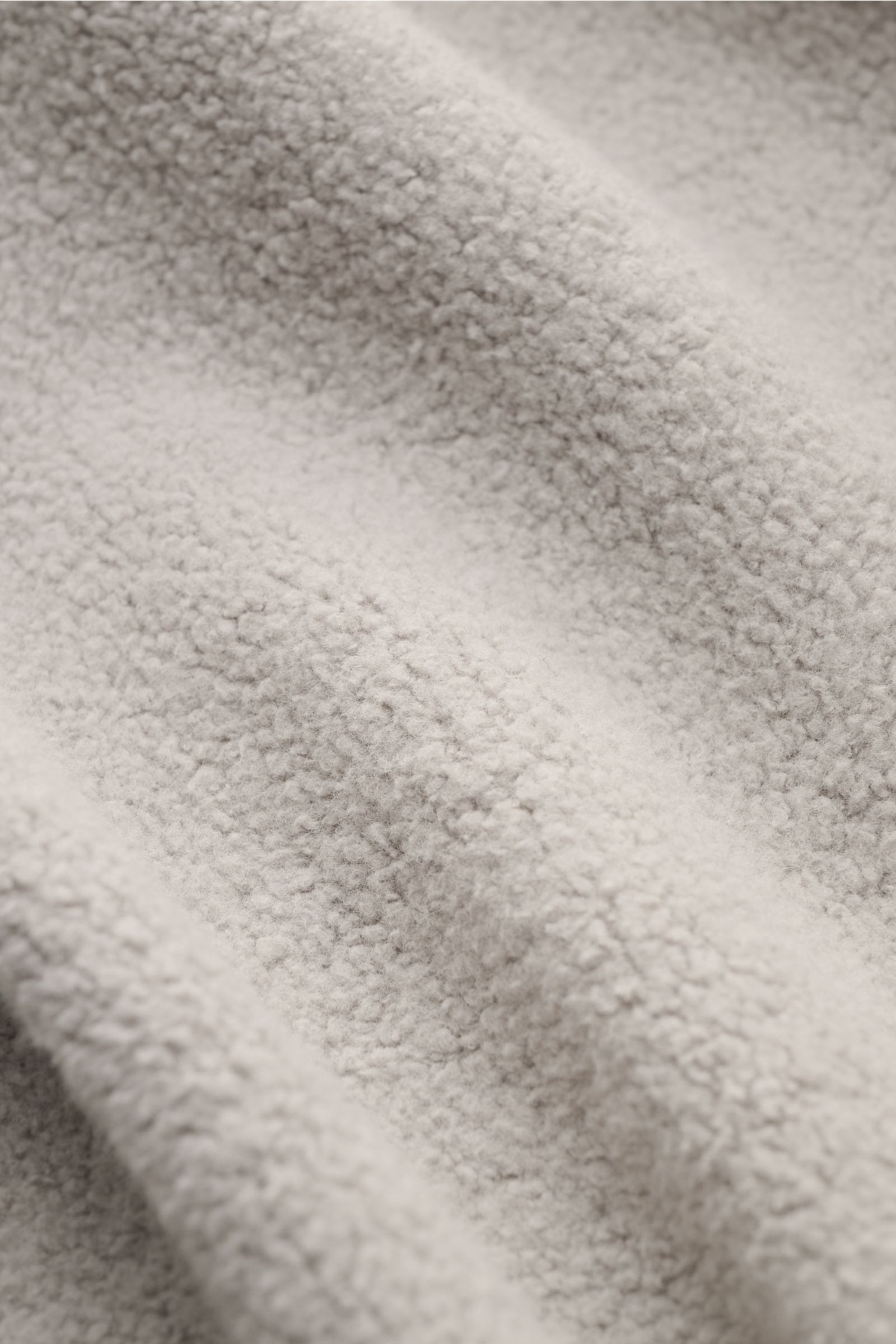 Alt-Tag (124 Zeichen): Nahaufnahme des weichen grauen Fleece-Stoffs des 04651/ A trip in a bag Fleece Langarm-Poloshirt mit Baumwolle, Regular Fit.