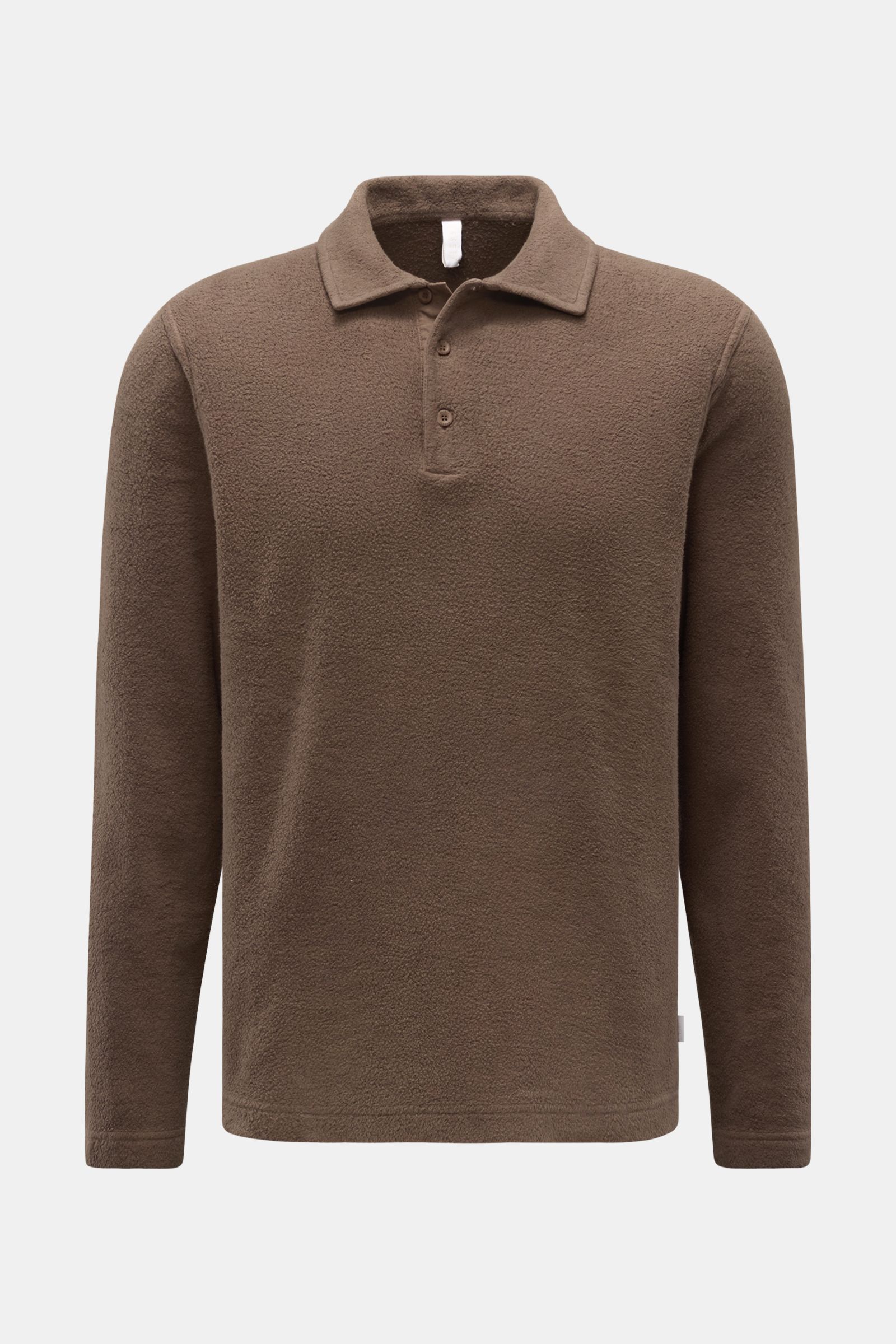 Frontale Nahaufnahme des 04651/ A trip in a bag Fleece Langarm-Poloshirt braun aus reinem Baumwoll-Fleece, softem Griff, garment dyed, Regular Fit, typischem Polokragen, Drei-Knopf-Leiste, kleinem Weblabel in der Seitennaht und kurzen Saumschlitzen.