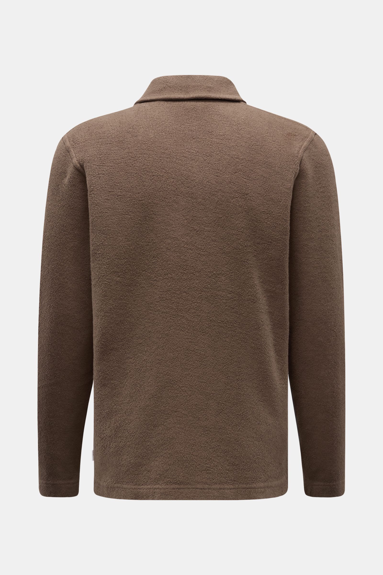 Rückansicht des braunen 04651/ A trip in a bag Fleece Langarm-Poloshirts aus reiner Baumwolle, soft, garment dyed, Regular Fit, Polokragen, Drei-Knopf-Leiste, Weblabel, Saumschlitze.