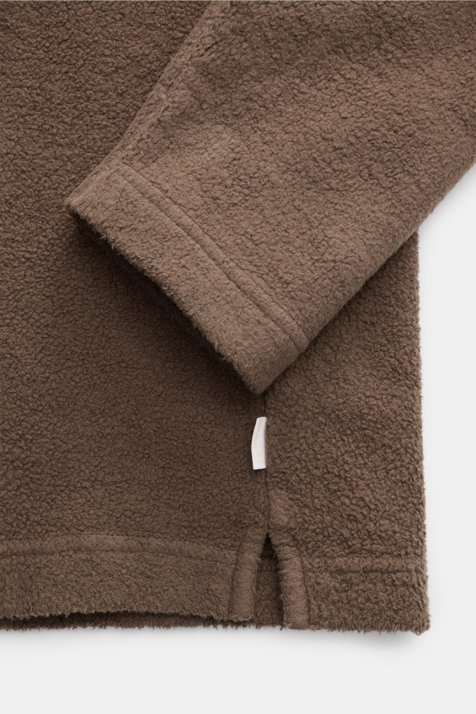 Nahaufnahme des braunen 04651/ A trip in a bag Fleece Langarm-Poloshirt aus reiner Baumwolle, Regular Fit, softer Griff, garment dyed, mit typischem Polokragen, Drei-Knopf-Leiste, kleinem Weblabel in der Seitennaht und kurzen Saumschlitzen, von oben fotog