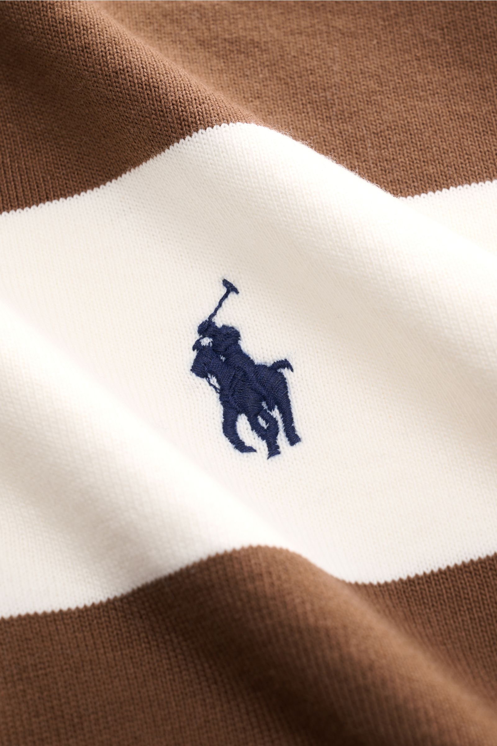 Nahaufnahme des Polo Ralph Lauren Jersey Longsleeve-Poloshirts weiß/braun gestreift mit Logo-Stitching auf der Brust, reine Baumwolle, weicher Griff.