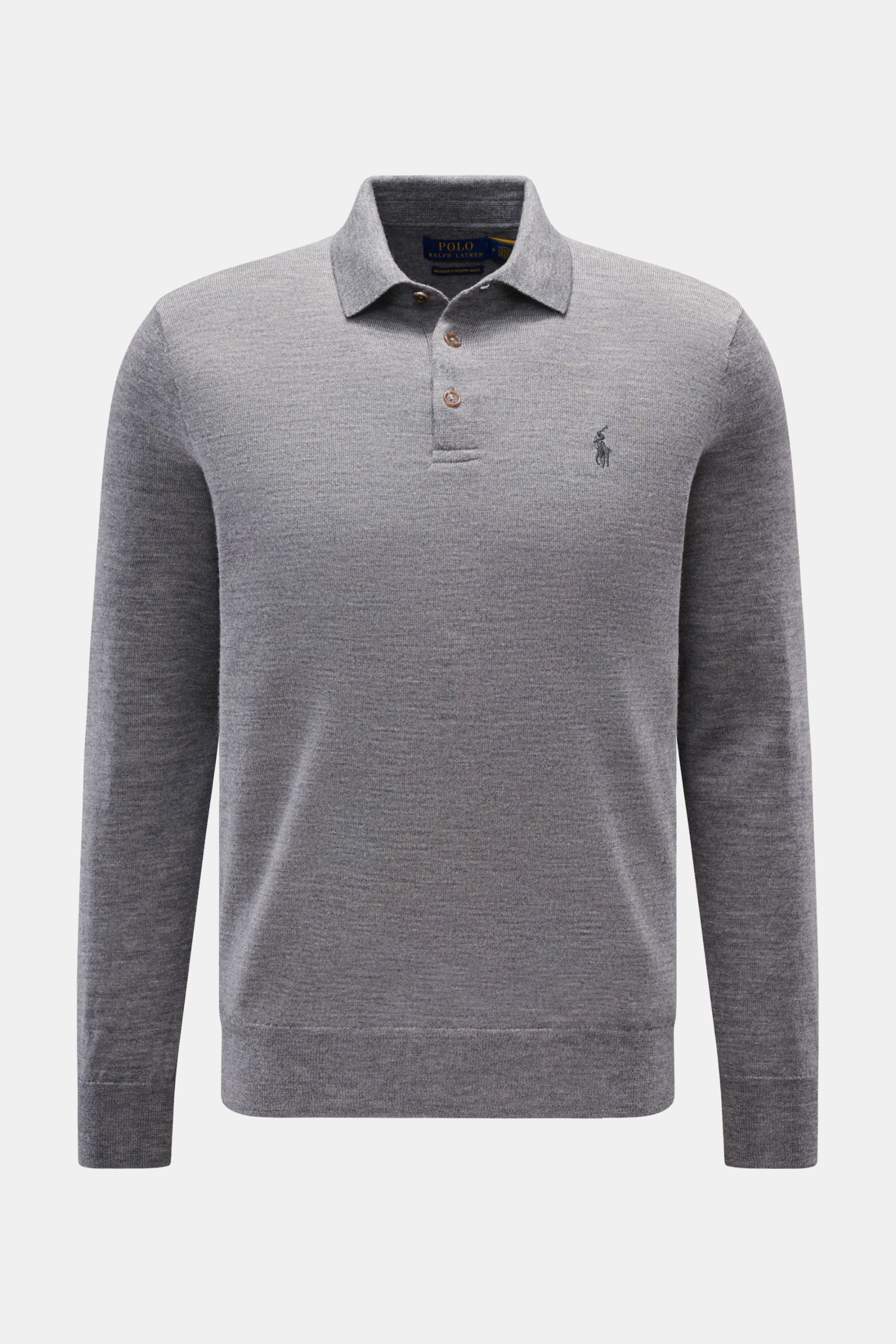 Front view of a Polo Ralph Lauren Strickpolo grau meliert, a slim fit, grey melange knit polo made of pure soft wool with fine knit texture, knitted polo collar, three-button placket, tonal logo stitching, and elastic rib cuffs. Mit diesem Strickpolo a