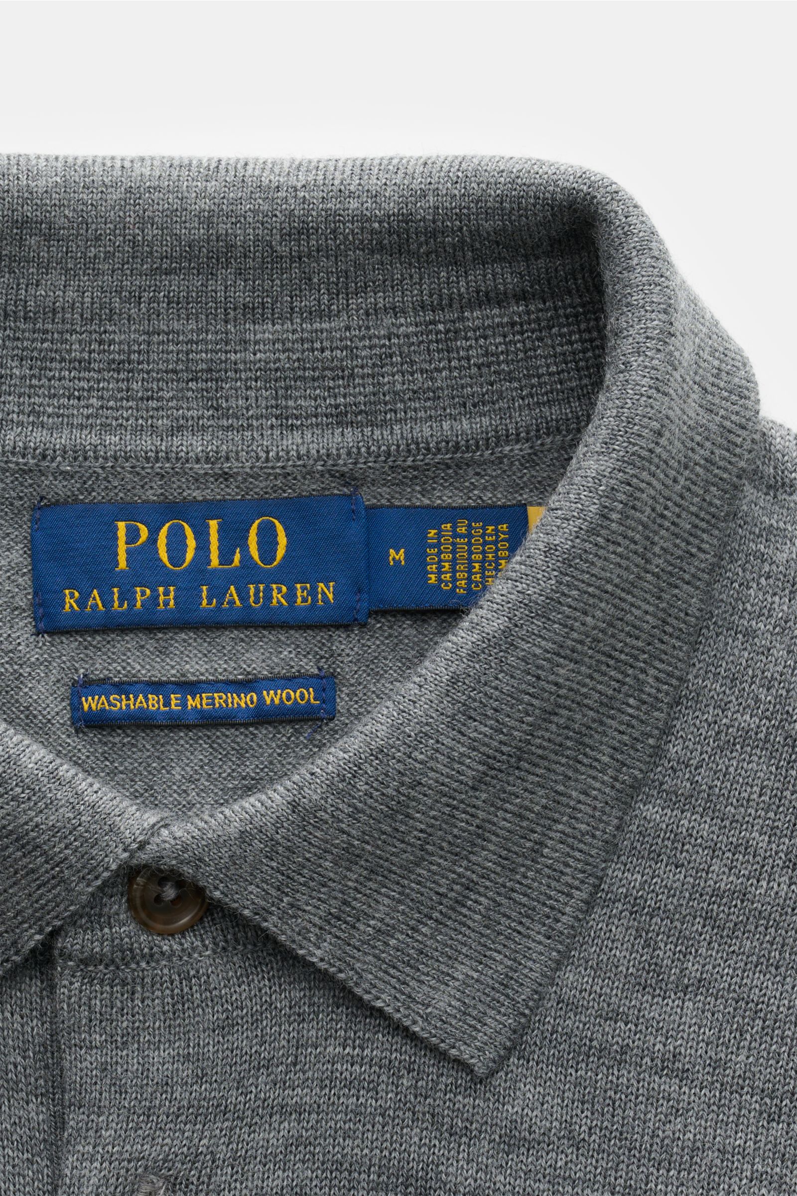 Close-up front view of Polo Ralph Lauren Strickpolo grau meliert showing soft knitted grey wool collar and blue brand label.

Mit diesem Strickpolo aus reiner, softer Wolle mit feinem Strickbild bietet POLO RALPH LAUREN ein wärmendes Basic für die neue