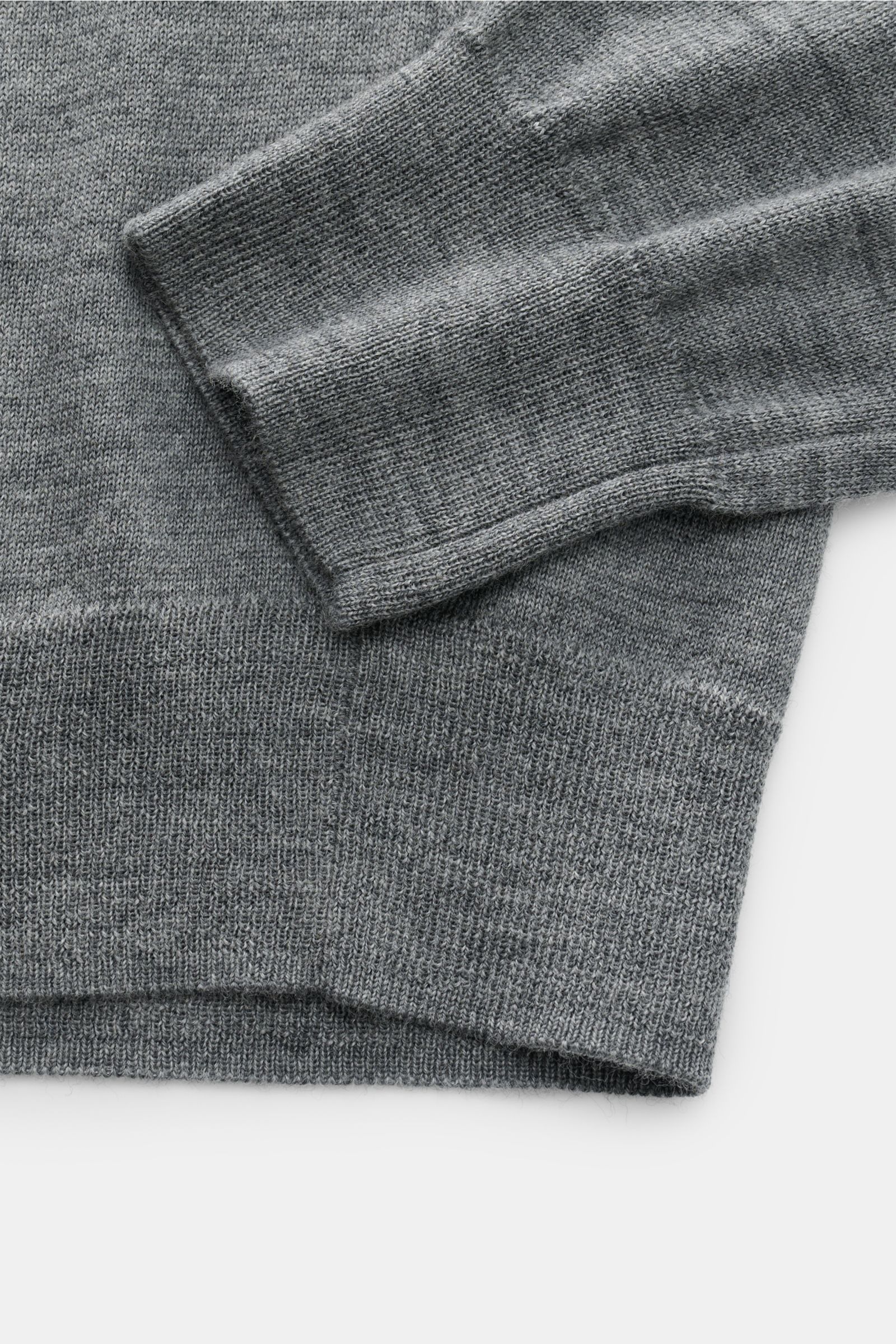 Close-up, top-down view of the grey melange Polo Ralph Lauren Strickpolo showing soft wool knit, elastic rib cuffs, and fine knit texture. Mit diesem Strickpolo aus reiner, softer Wolle mit feinem Strickbild bietet POLO RALPH LAUREN ein wärmendes Basic