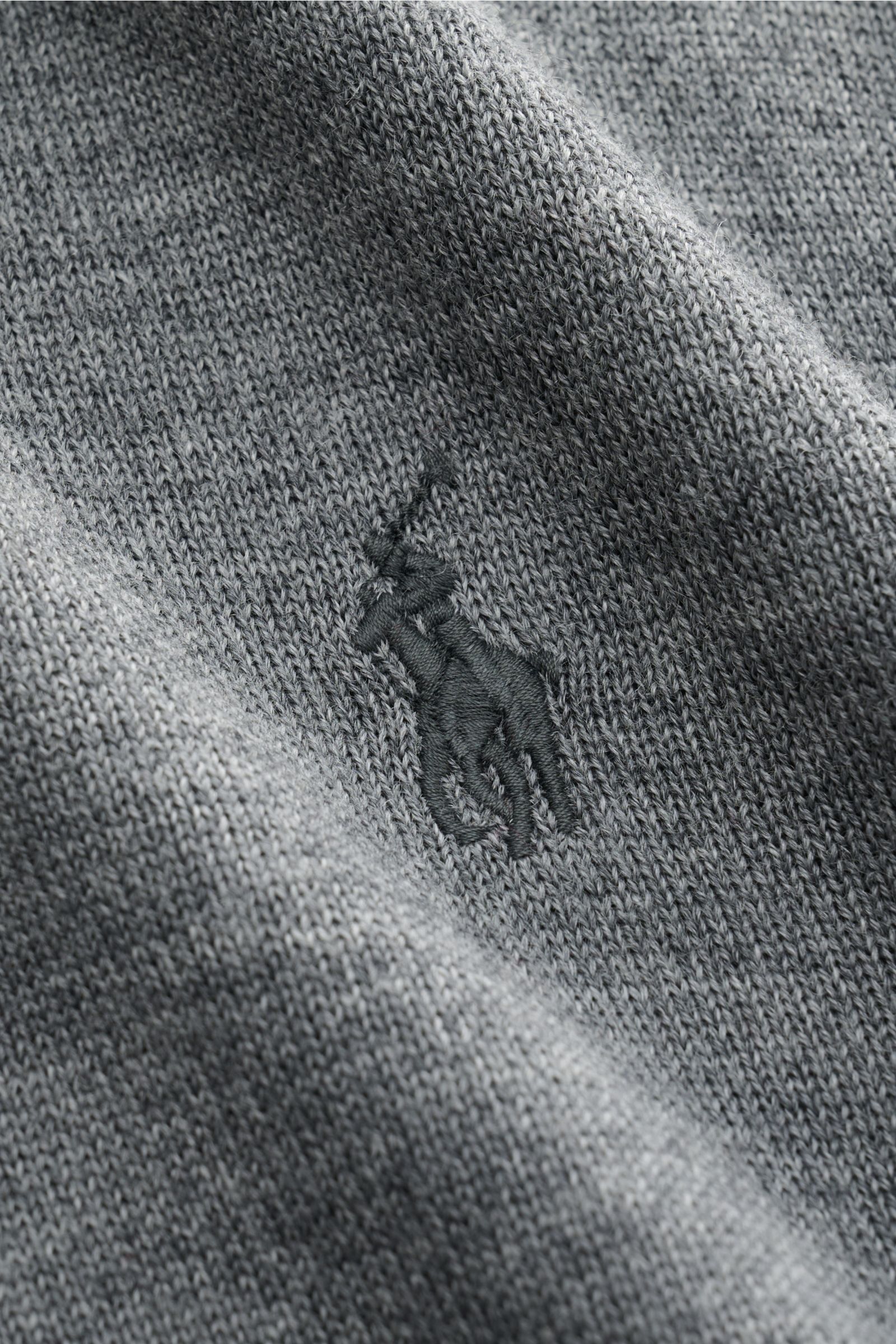 Close-up front view of the Polo Ralph Lauren Strickpolo grau meliert showcasing its fine knit texture and tonal logo stitching. Mit diesem Strickpolo aus reiner, softer Wolle mit feinem Strickbild bietet POLO RALPH LAUREN ein wärmendes Basic für die ne