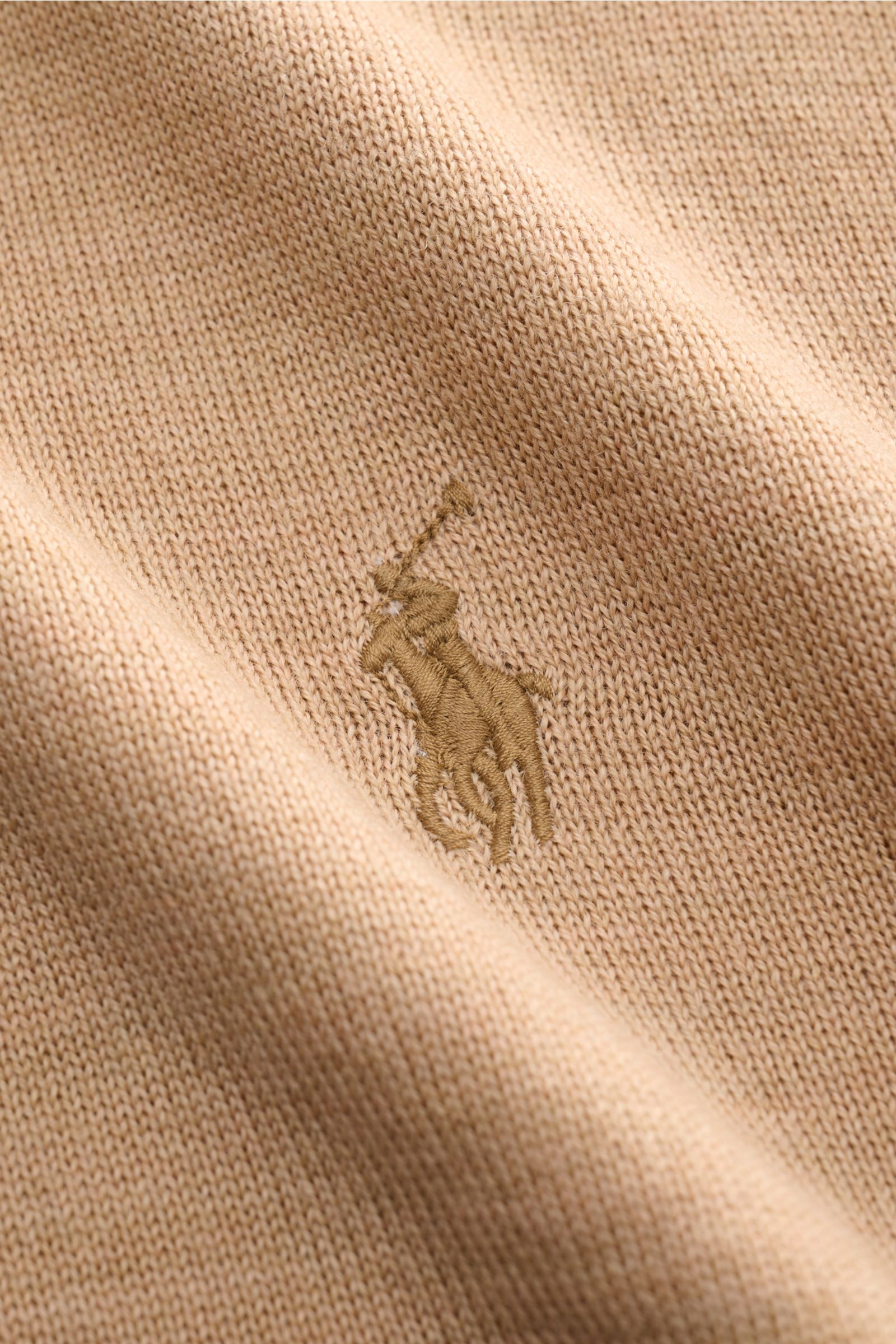 Polo Ralph Lauren Strickpolo beige aus reiner Wolle mit feinem Strickbild, tonalem Logo, Detailaufnahme der Struktur und Stickerei.