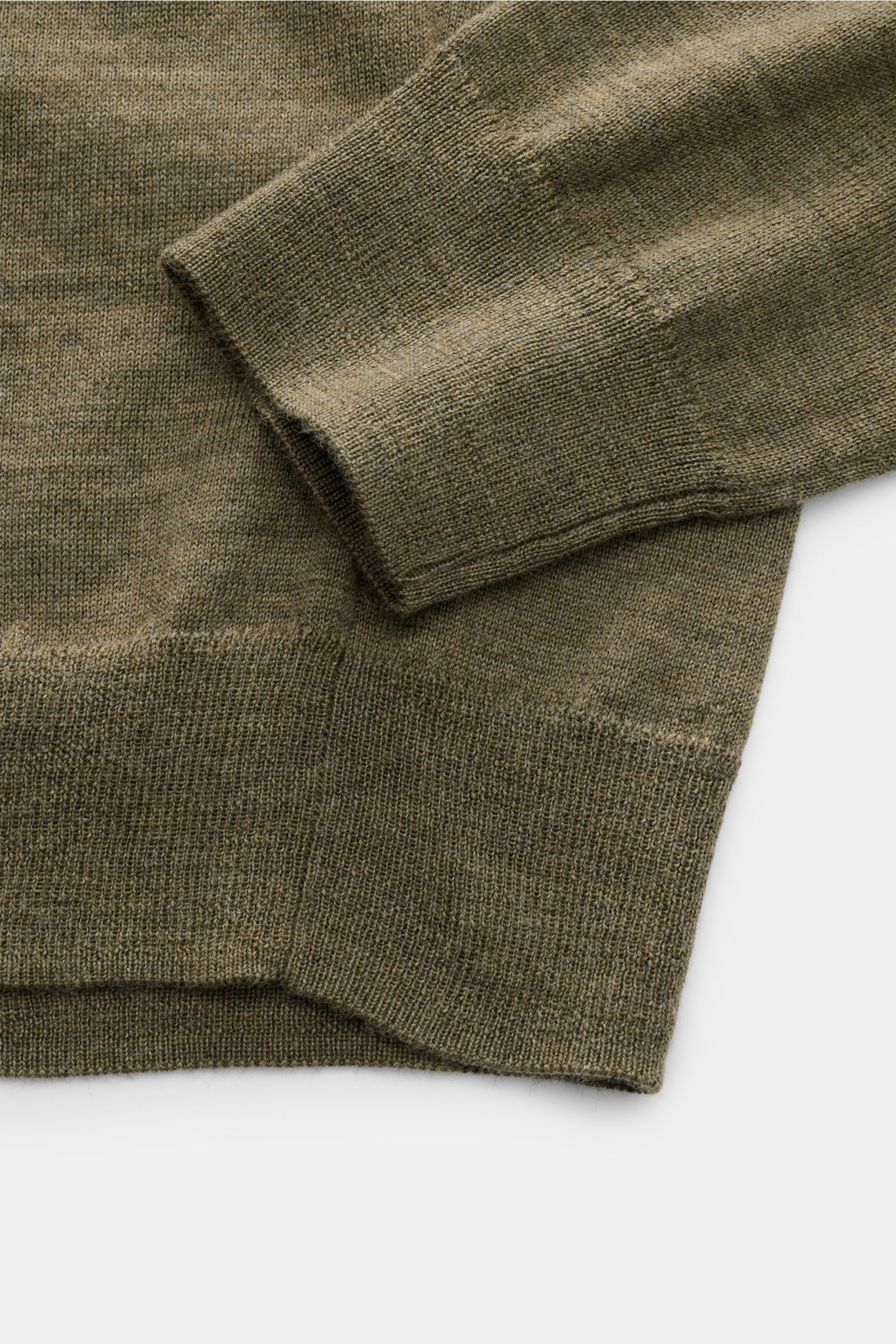 Close-up image of the Polo Ralph Lauren Strickpolo oliv meliert, showing the cuff and hem from a top-down perspective. Mit diesem Strickpolo aus reiner, softer Wolle mit feinem Strickbild bietet POLO RALPH LAUREN ein wärmendes Basic für die neue Saison