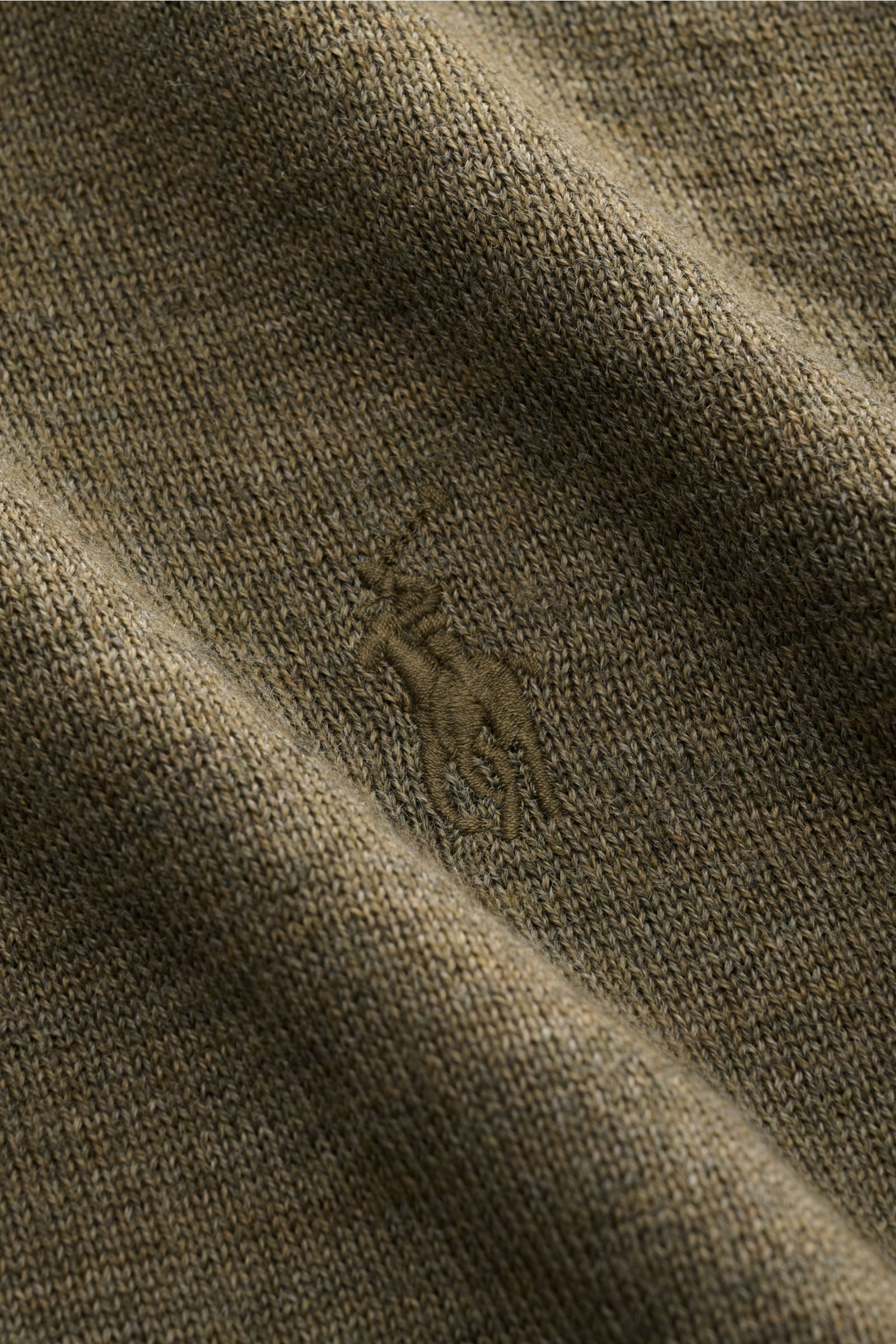 Close-up view of Polo Ralph Lauren Strickpolo oliv meliert showing fine knit texture and tonal logo stitching on soft pure wool fabric.

Mit diesem Strickpolo aus reiner, softer Wolle mit feinem Strickbild bietet POLO RALPH LAUREN ein wärmendes Basic f