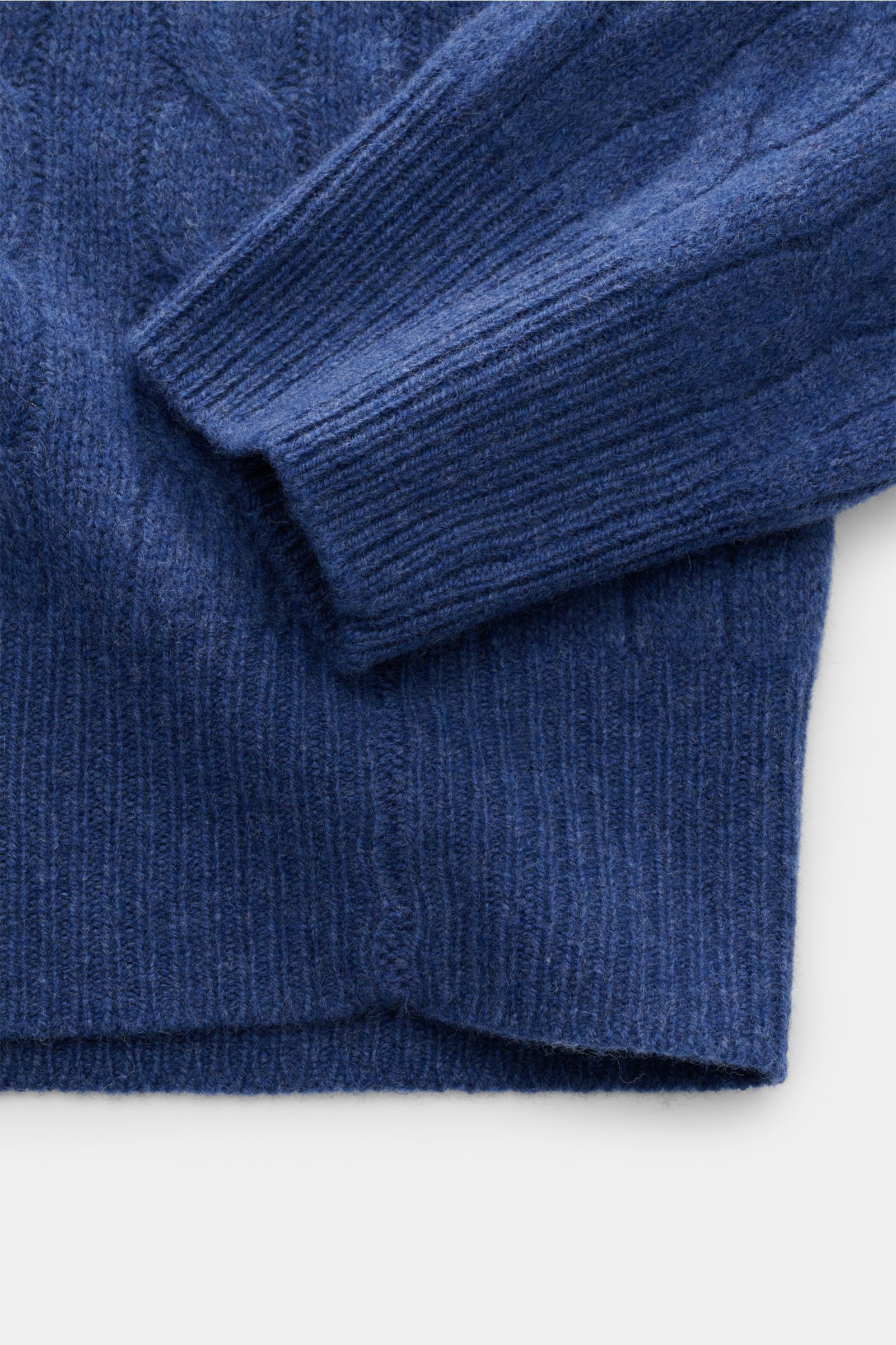 Polo Ralph Lauren Strickpolo graublau aus Wolle und Cashmere, weicher Griff, Zopfstrick, Slim Fit, elastische Rippbündchen, Detailaufnahme von Ärmel und Bund.