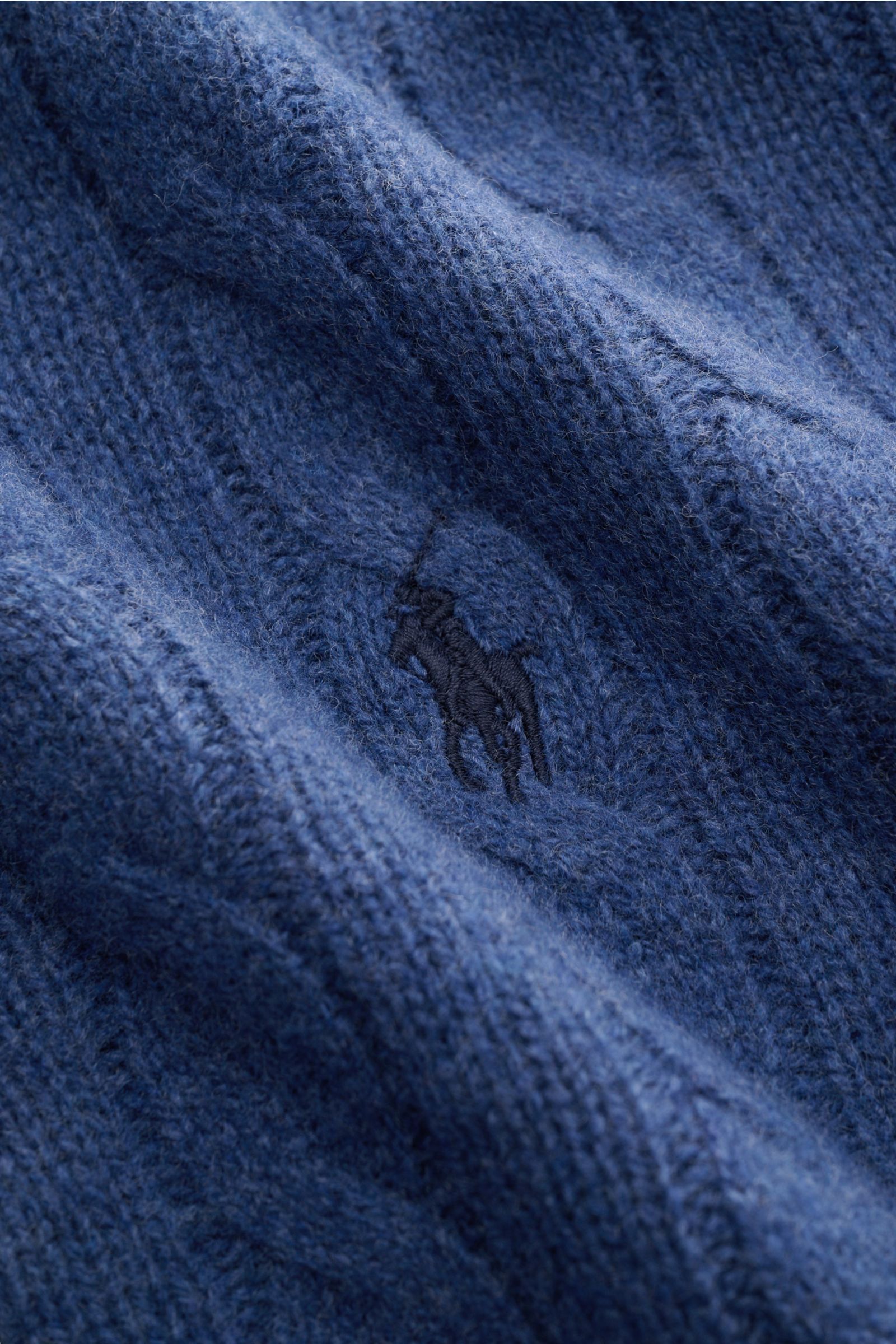 Nahaufnahme des Polo Ralph Lauren Strickpolo graublau mit Zopfstrick, weichem Griff und gesticktem Polokragen im Old-Money-Look.