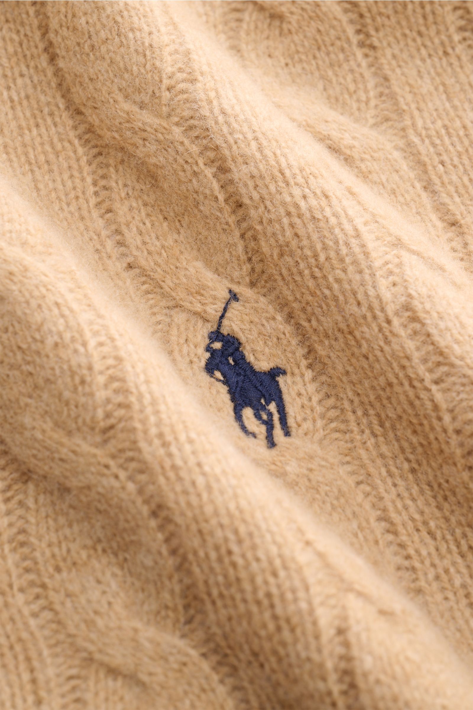 Close-up front view of Polo Ralph Lauren Strickpolo grau meliert in beige wool-cashmere blend with fine cable knit and navy logo. Mit diesem exklusiven Strickpolo aus Wolle und Cashmere bietet POLO RALPH LAUREN ein Piece im Old-Money-Look, welcher durc