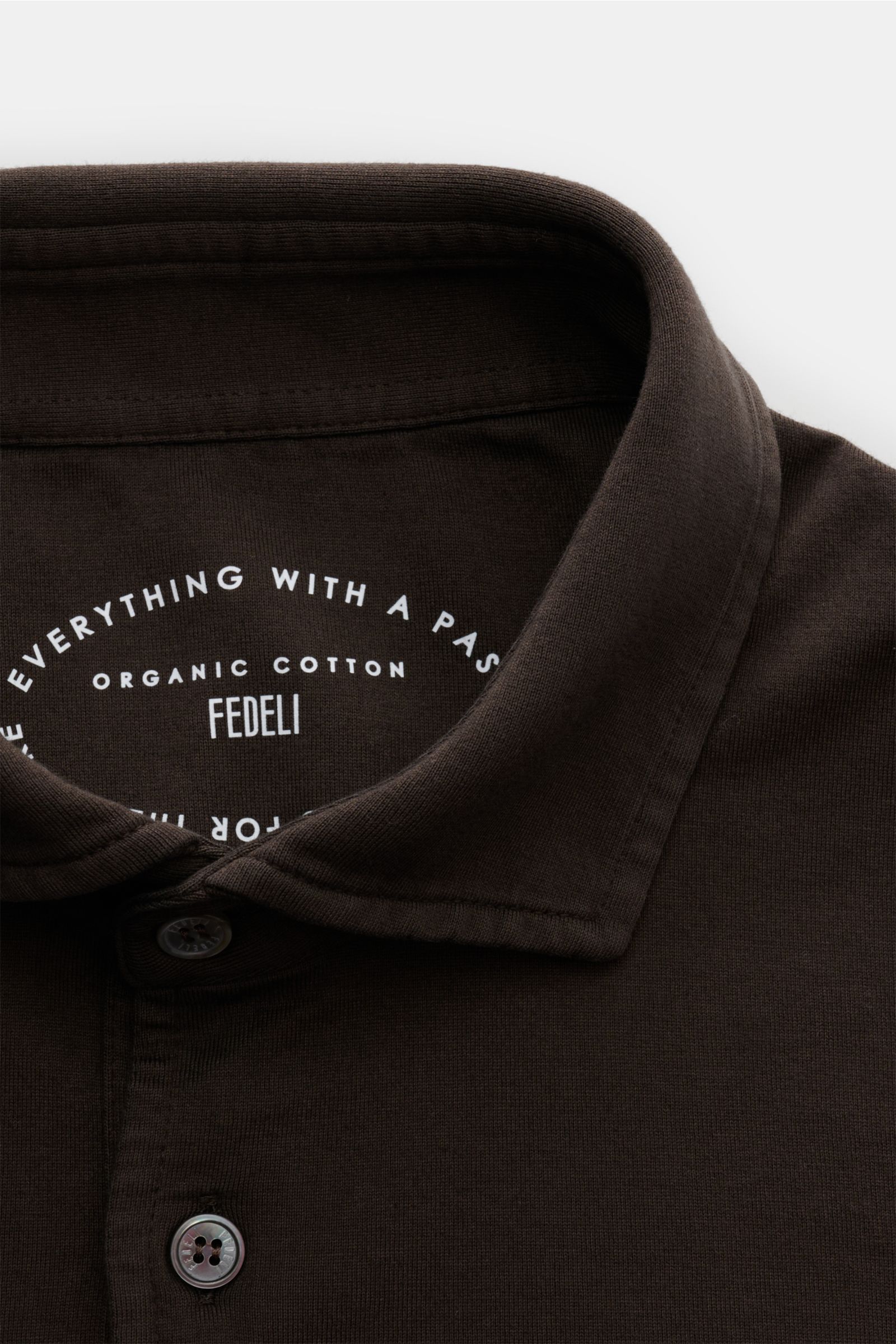 Nahaufnahme von braunem Fedeli Jersey Longsleeve-Poloshirt 'Zero', Perspektive auf Polokragen und Perlmuttknöpfe, aus sanftem, seidigem Giza-Baumwolljersey, Slim Fit, mit klassischer Sportmanschette und seitlichen Saumschlitzen.