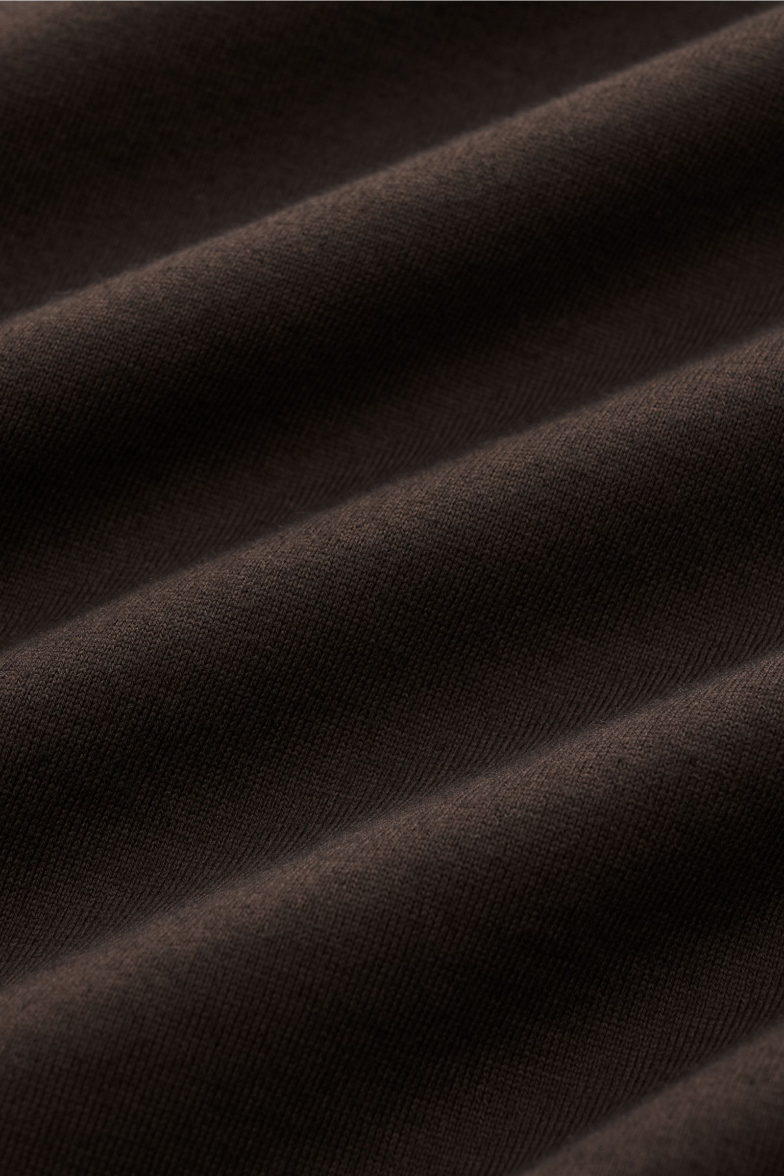 Nahaufnahme des braunen Fedeli Jersey Longsleeve-Poloshirts 'Zero' mit sanftem, seidigem Griff aus nachhaltiger Giza-Baumwolle.