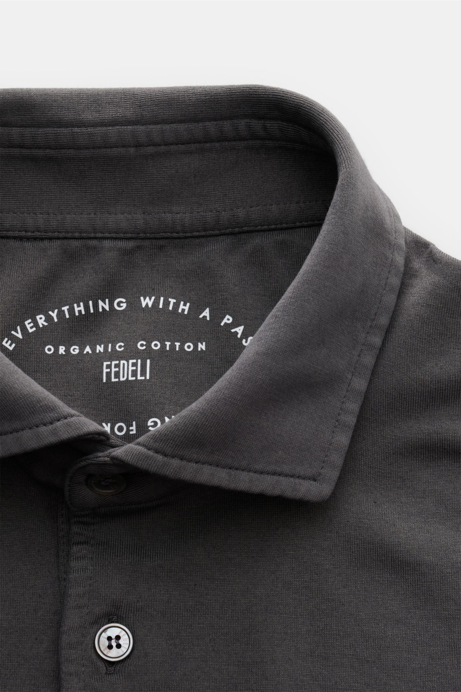 Fedeli Jersey Longsleeve-Poloshirt 'Zero' dunkelgrau, Nahaufnahme von oben, glatter Jersey aus nachhaltiger Giza-Baumwolle, Slim Fit, Perlmuttknöpfe, klassischer Polokragen.