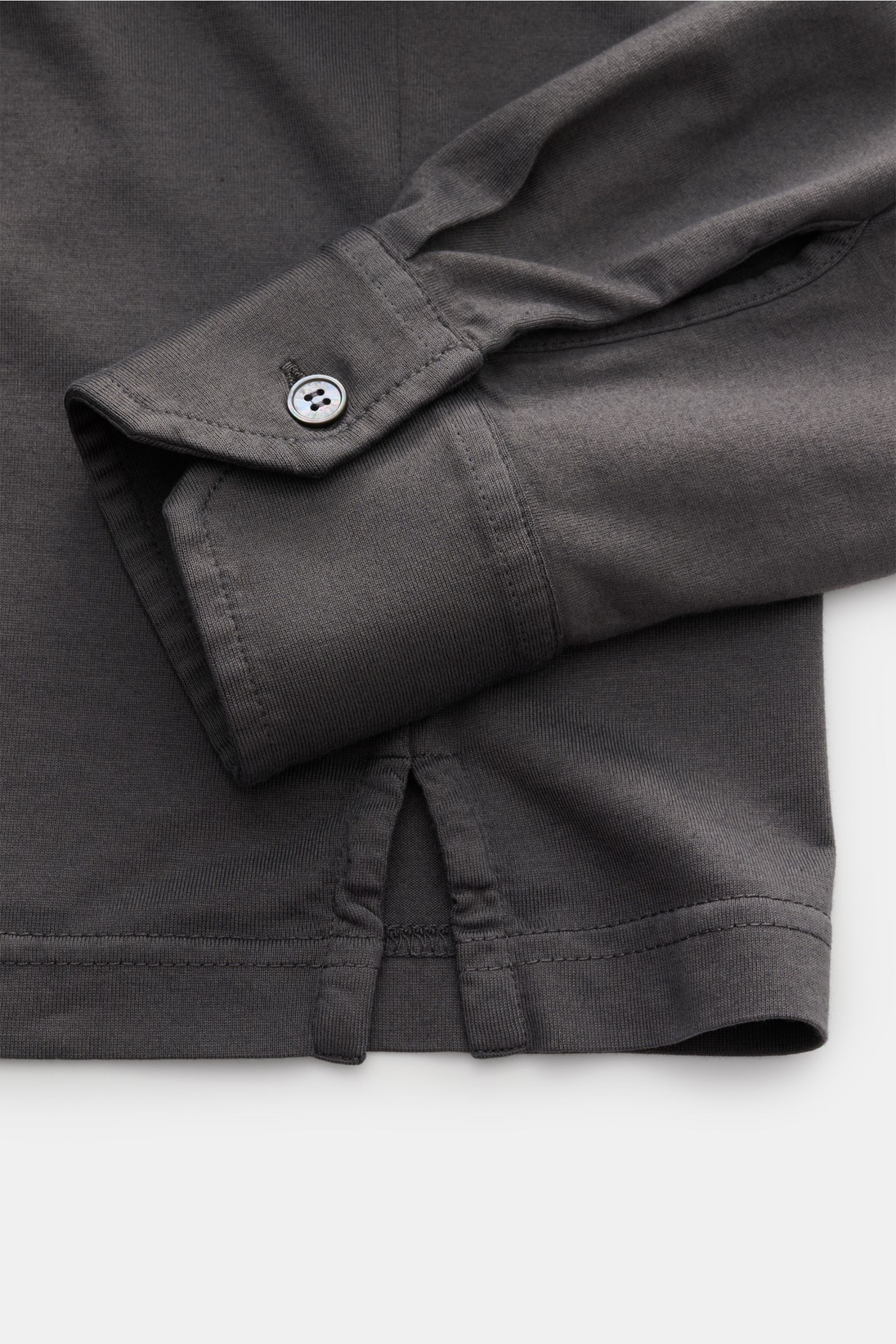 Fedeli Jersey Longsleeve-Poloshirt 'Zero' dunkelgrau, seitlicher Saumschlitz und Manschette mit Perlmuttknopf, Nahaufnahme von oben.