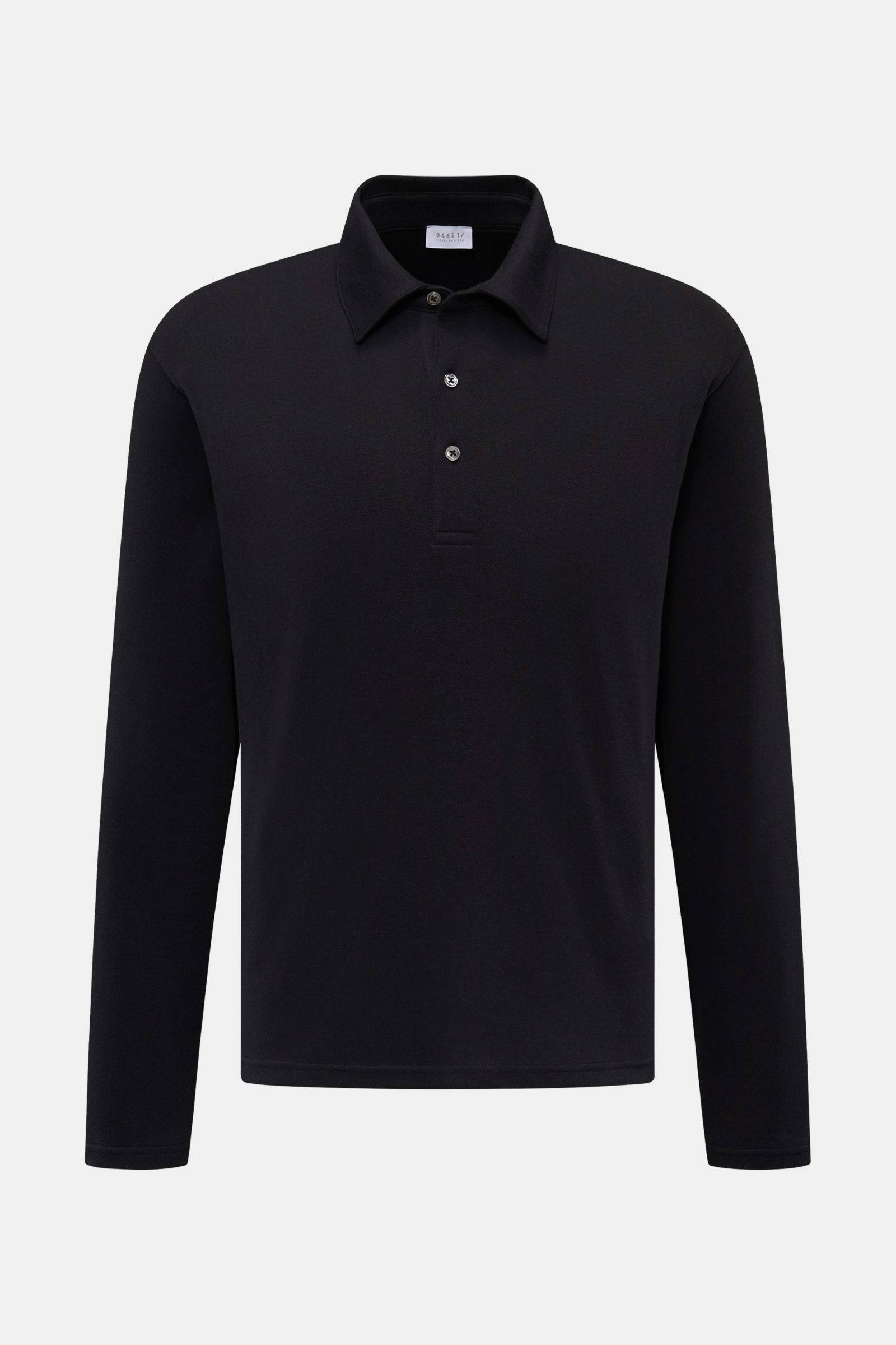 Frontansicht des schwarzen 04651/ A trip in a bag Longsleeve-Poloshirts aus weichem Baumwoll-Cashmere-Piqué mit Polokragen und Drei-Knopf-Leiste.