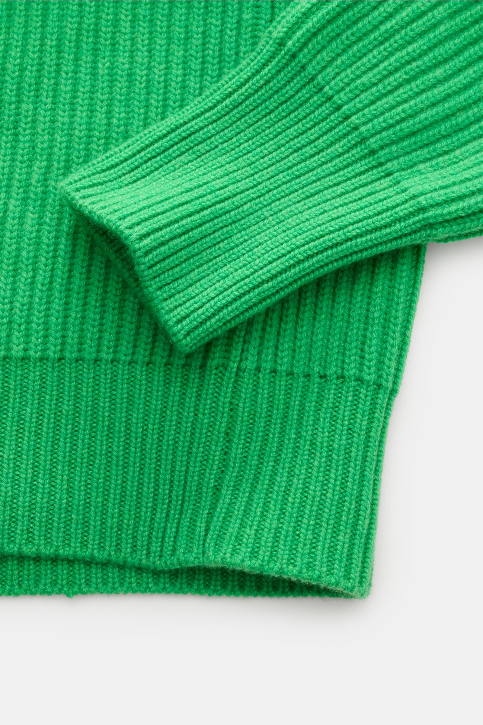 Malo Cashmere Strickpolo grün in Nahaufnahme von oben, reiner Cashmere, sehr weicher Griff, schwere Qualität, Patent-Strickmuster, Oversized Fit, Drei-Knopf-Leiste, typischer Polokragen, elastische Rippbündchen.