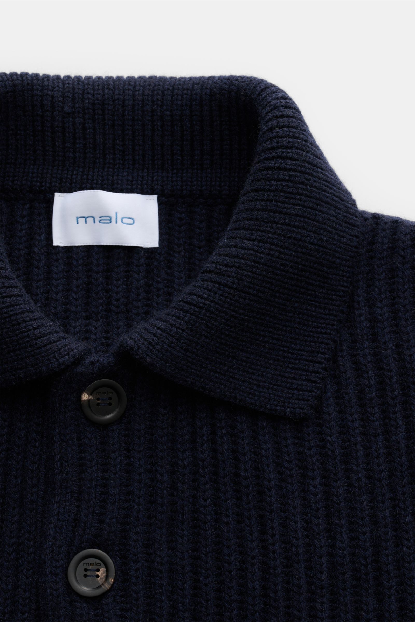 Malo Cashmere Strickpolo navy in Oversized Fit, grober italienischer Strick, Patentmuster, Polokragen, Drei-Knopf-Leiste, elastische Rippbündchen, Detailaufnahme von oben.