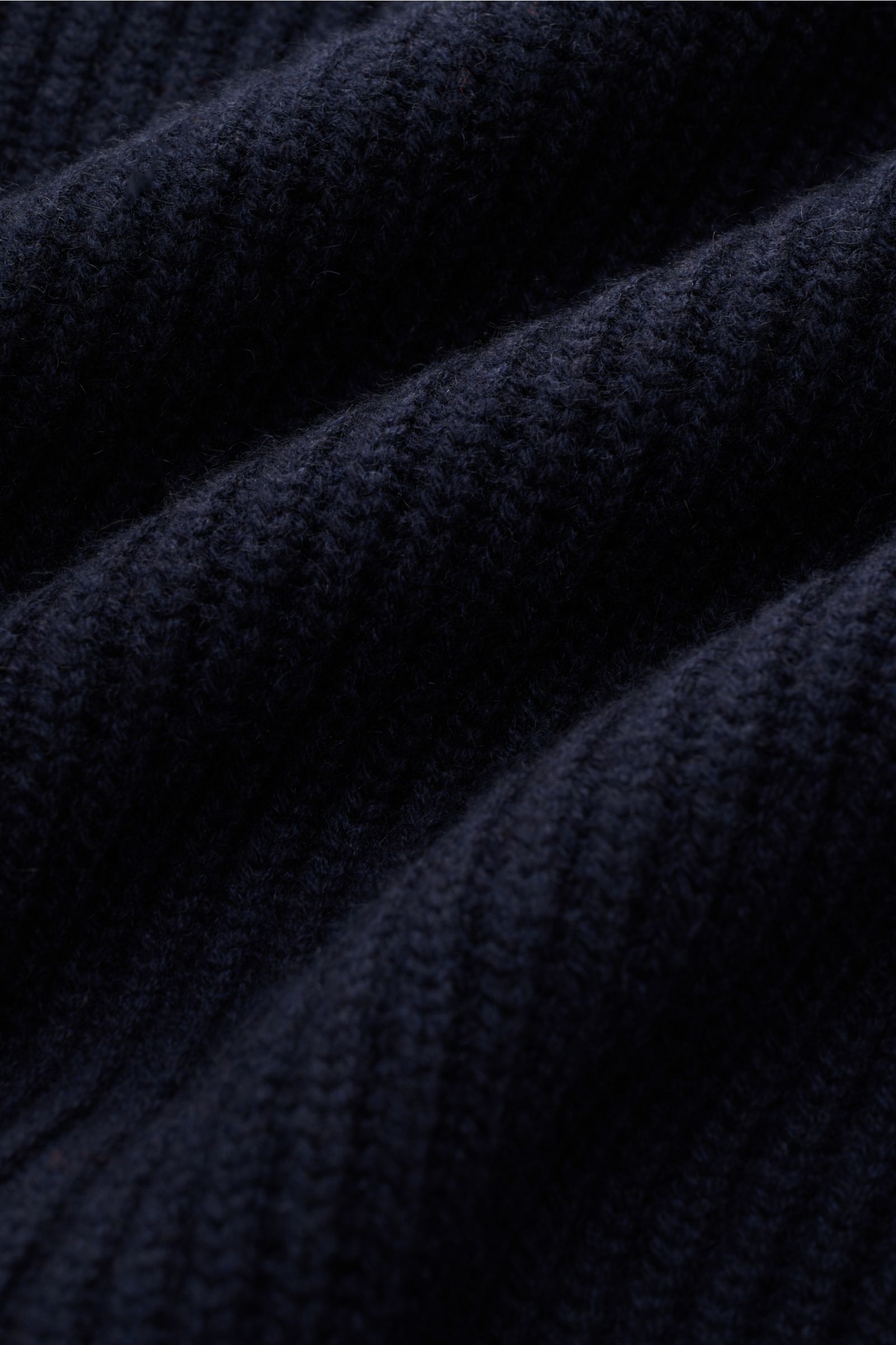 Nahaufnahme des groben Patent-Strickmusters des Malo Cashmere Strickpolo navy aus reinem Cashmere mit weichem Griff.