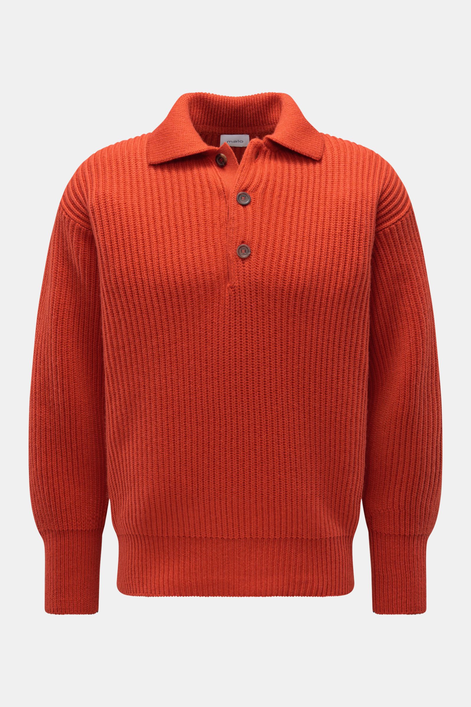 Malo Cashmere Strickpolo orange, frontal fotografiert, grober italienischer Strick, Oversized Fit, reiner Cashmere, weicher Griff, schwere Qualität, Patent-Strickmuster, Drei-Knopf-Leiste, Polokragen, elastische Rippbündchen.