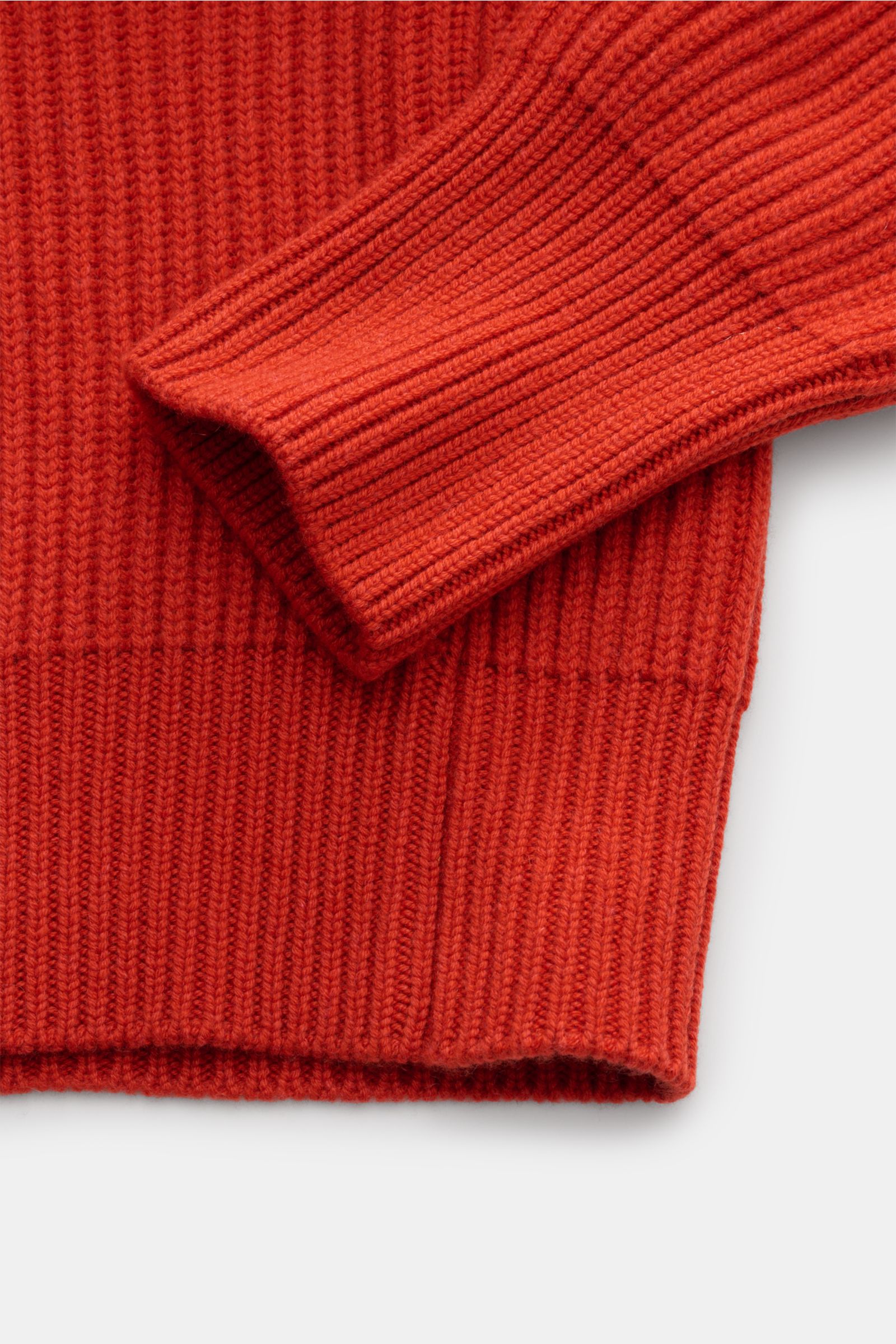 Nahaufnahme von Ärmel und Saum des Malo Cashmere Strickpolo orange, Oversized Fit, grober italienischer Patent-Strick, weicher Griff, drei-Knopf-Leiste, elastische Rippbündchen.
