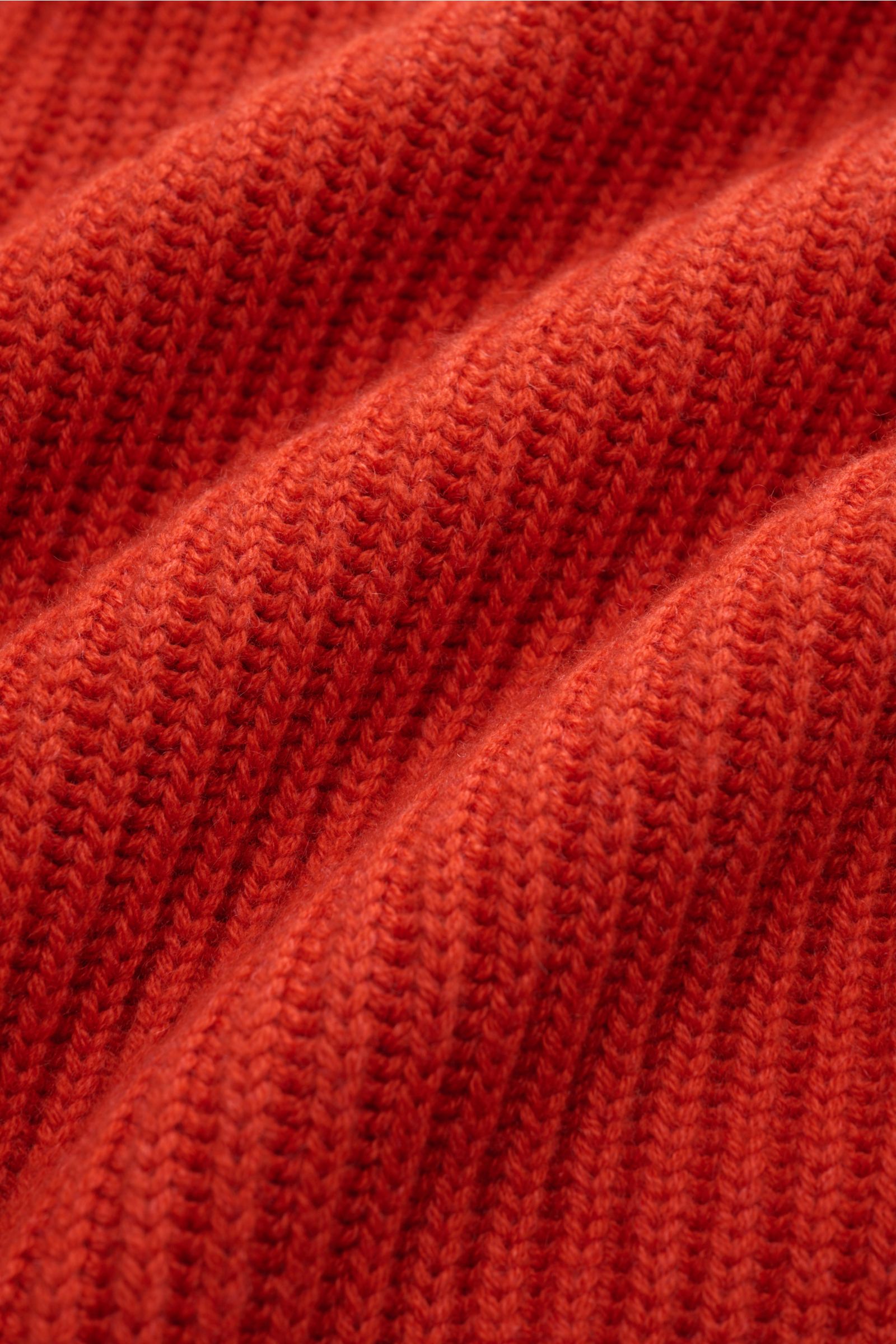 Nahaufnahme des groben Patent-Strickmusters vom Malo Cashmere Strickpolo orange aus reinem Cashmere mit sehr weichem Griff.
