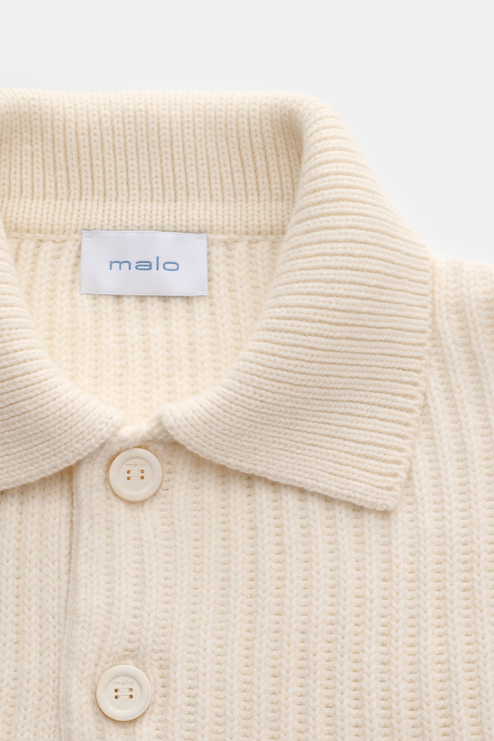 Nahaufnahme des Malo Cashmere Strickpolo off-white aus grobem italienischem Patent-Strick mit Polokragen, Drei-Knopf-Leiste und Rippbündchen.