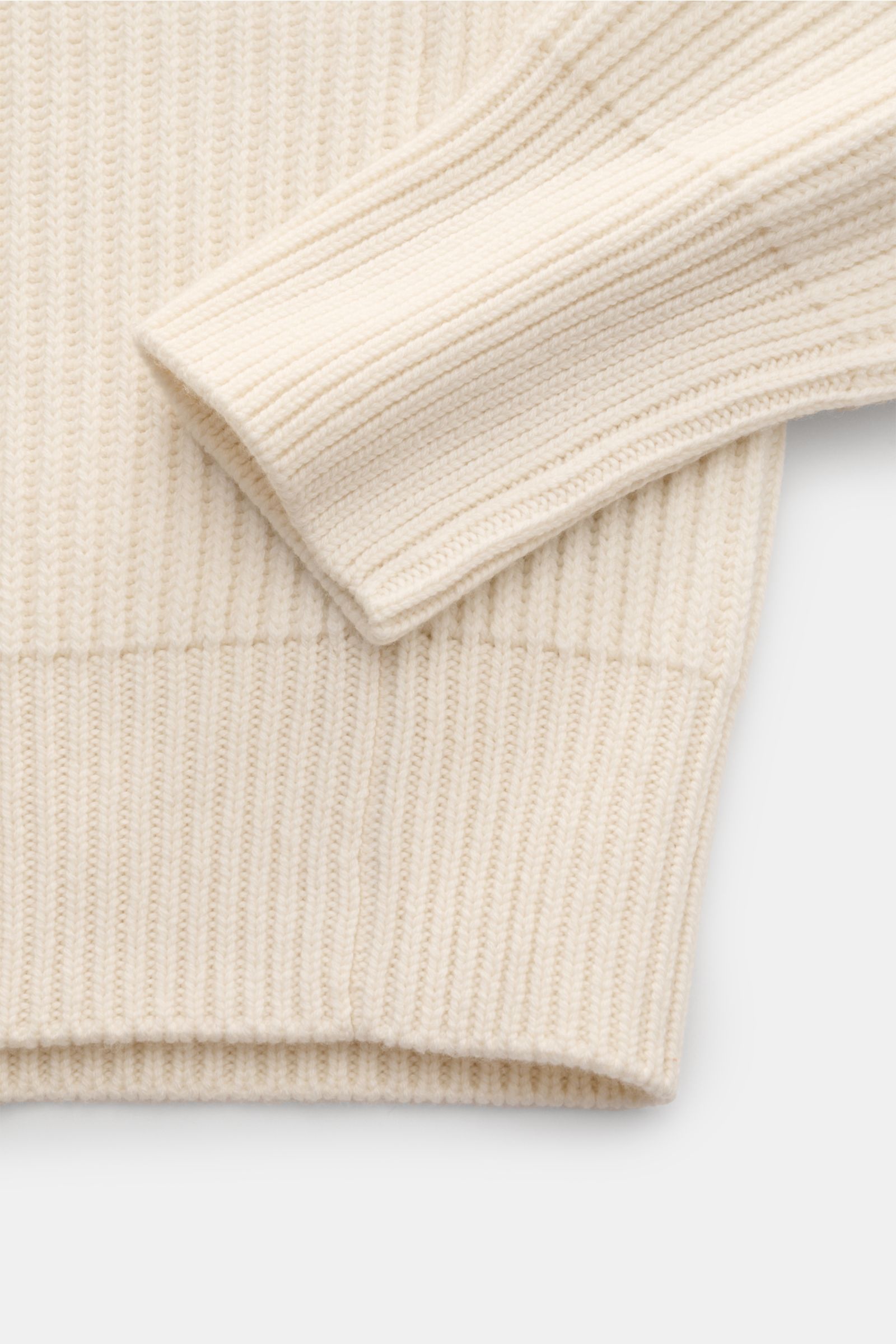 Nahaufnahme des Ärmel- und Bundbereichs vom Malo Cashmere Strickpolo off-white in Oversized Fit, grober italienischer Strick mit Patentmuster, weicher Griff, elastische Rippbündchen.