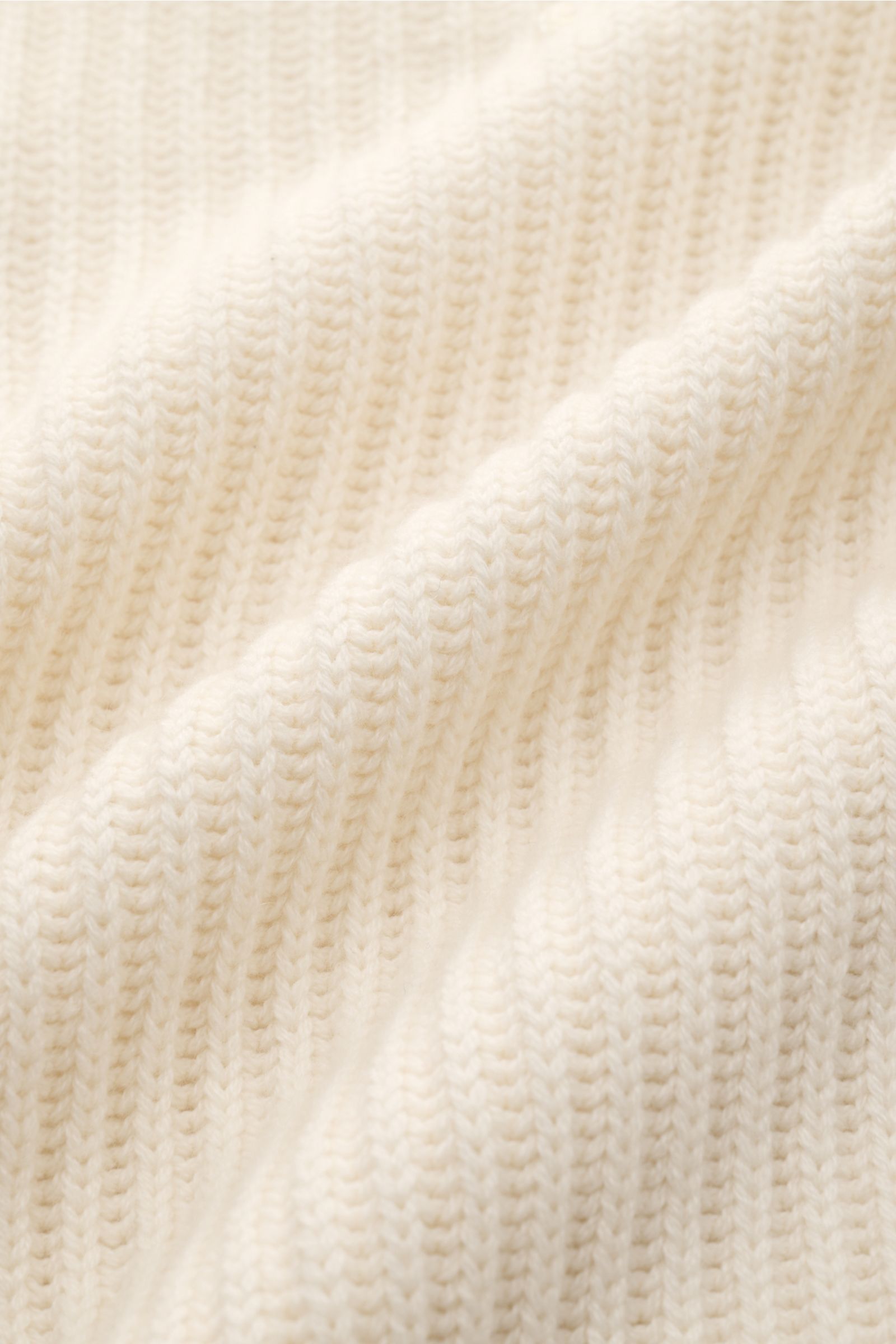 Malo Cashmere Strickpolo off-white in grobem Patent-Strickmuster, Detailaufnahme der weichen, schweren Cashmere-Struktur, Perspektive von nah.