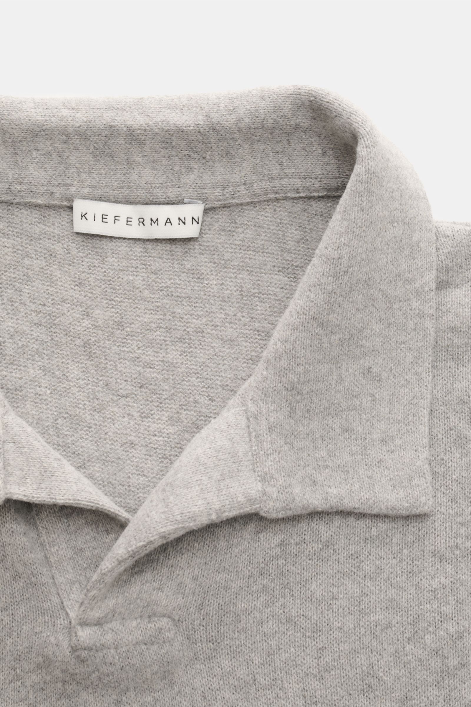 Kiefermann Longsleeve-Poloshirt 'Tonin' grau meliert, Detailaufnahme von oben, schlichter Polokragen, offene Kragenleiste, weiche angeraute Jersey-Baumwolle.