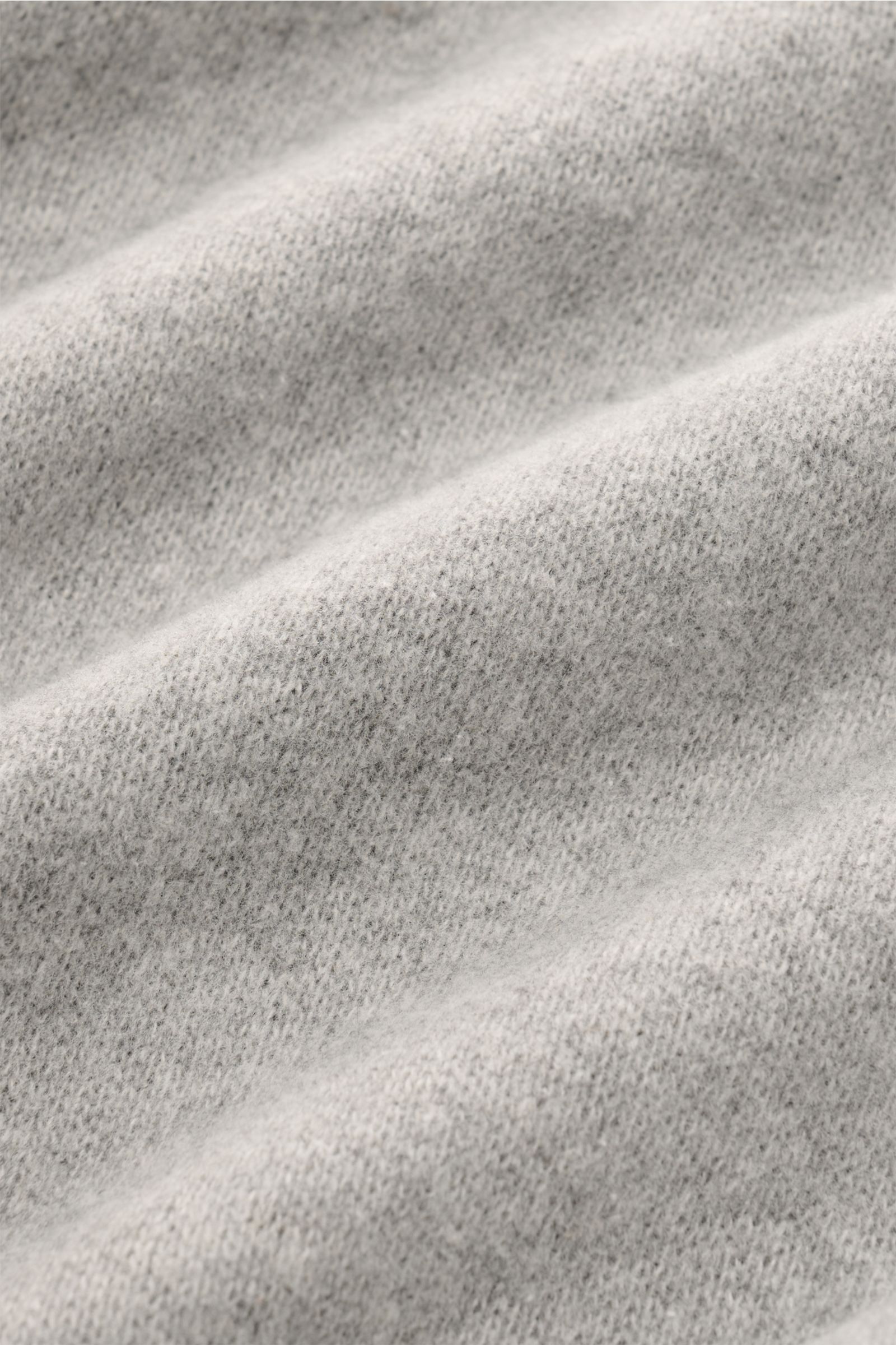 Nahaufnahme der angerauten Oberfläche vom Kiefermann Longsleeve-Poloshirt 'Tonin' grau meliert, Jersey aus Baumwolle und Microfaser mit sehr weichem Griff.