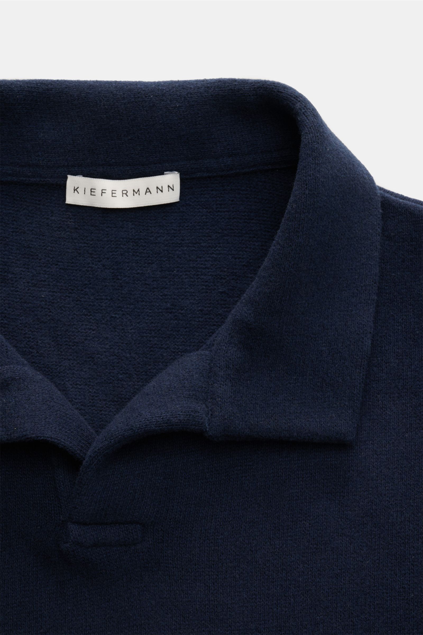 Close-up front view of the Kiefermann Longsleeve-Poloshirt 'Tonin' navy, showing the collar and upper chest area. Schlicht im Design, sportiv im Charakter: Das langärmelige Jersey-Poloshirt 'Tonin' von KIEFERMANN überzeugt als vielseitiges Basic mit außer