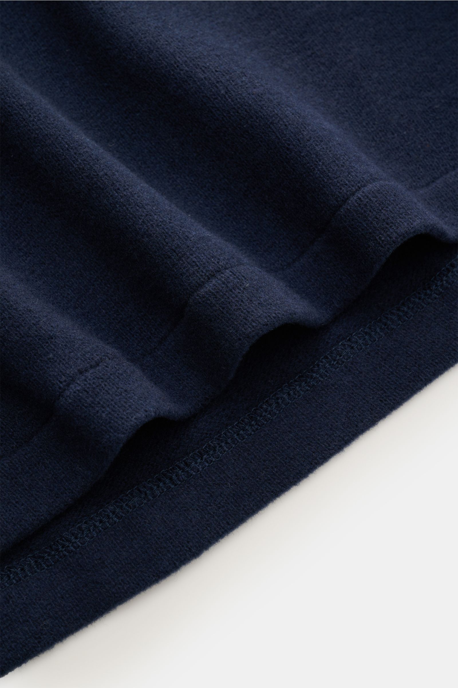 Close-up view of navy fabric texture of the Kiefermann Longsleeve-Poloshirt 'Tonin' navy, showing soft, gently brushed cotton-microfiber jersey with fine stitching. Schlicht im Design, sportiv im Charakter: Das langärmelige Jersey-Poloshirt 'Tonin' von KI