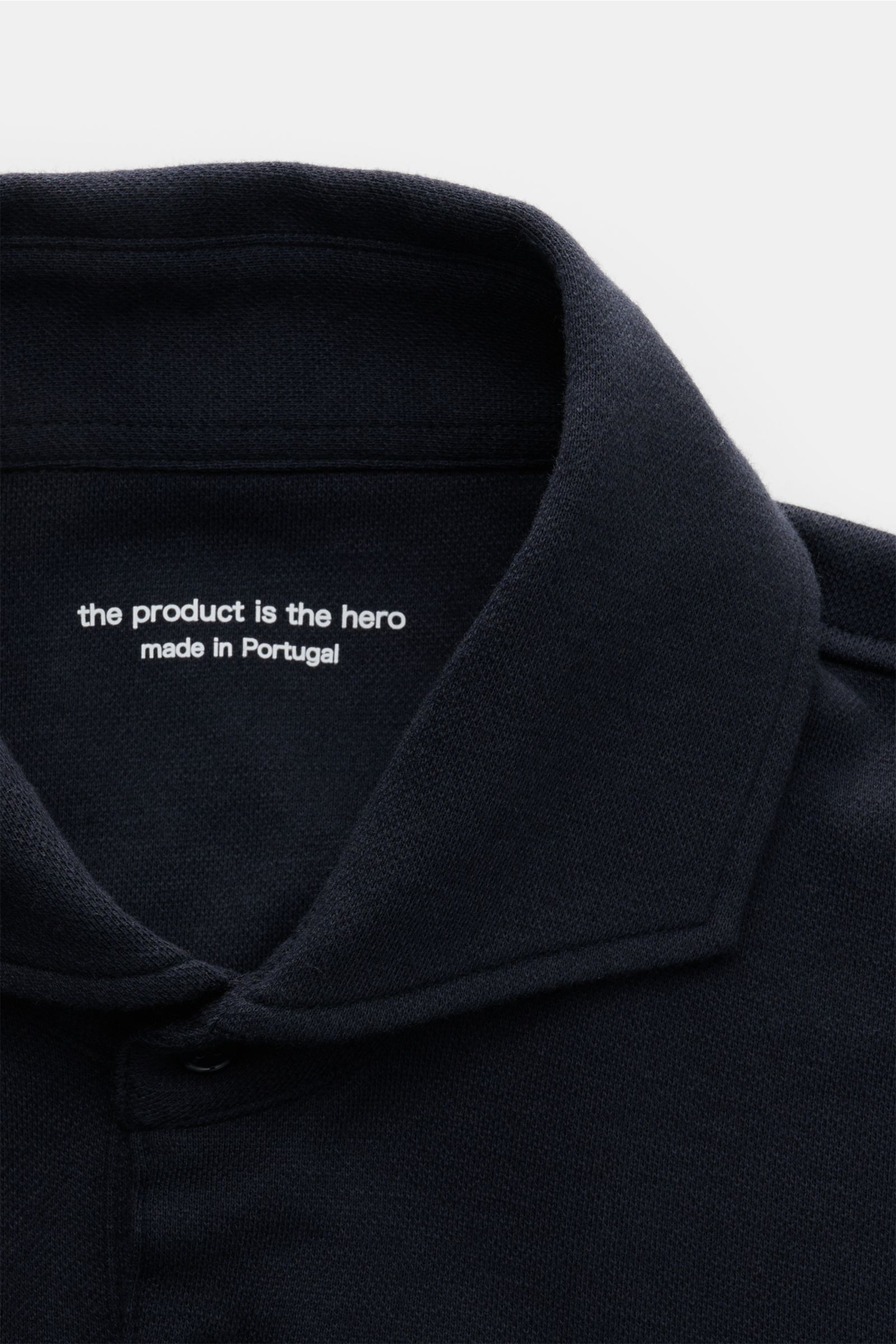 The Product is the Hero Longsleeve-Poloshirt navy aus Baumwoll-Cashmere-Piqué, Polokragen Haifisch-Form, vier Knöpfe, Nahaufnahme von oben.