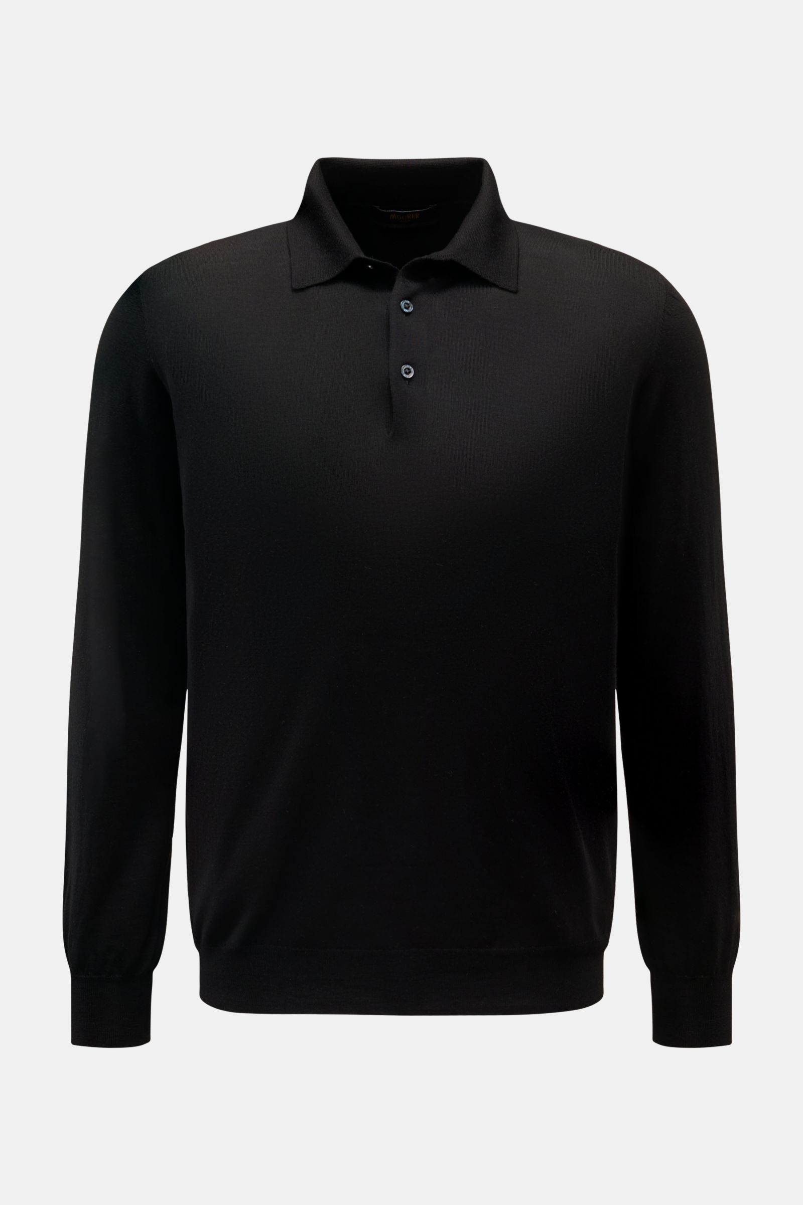 Moorer Strickpolo 'Alonso' schwarz, Slim Fit, aus feiner Wolle mit Polokragen, glatter Knopfleiste, flexible Rippbündchen, Frontalansicht.