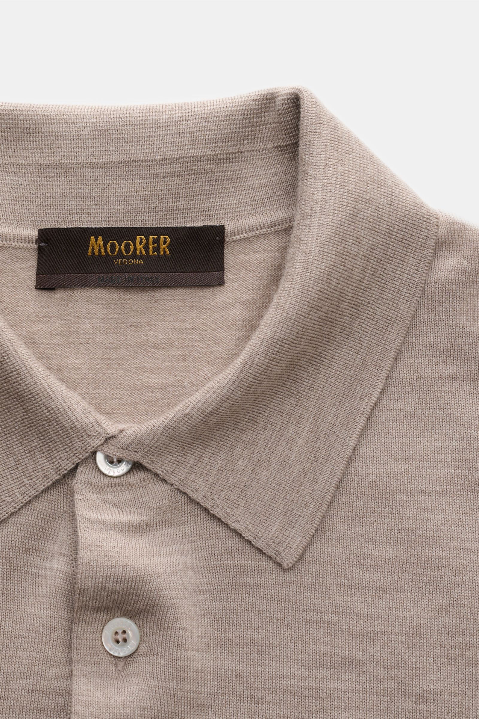 Moorer Strickpolo 'Alonso' beige meliert, Slim Fit aus reiner Wolle, feines Maschenbild, Polokragen, Knopfleiste, Rippbündchen, Detailaufnahme von oben